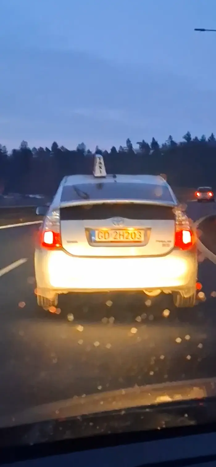 Uwaga na tego taxi pojeba blokuje lewy pas na obwodnicy slimaczy sie lewym pasem