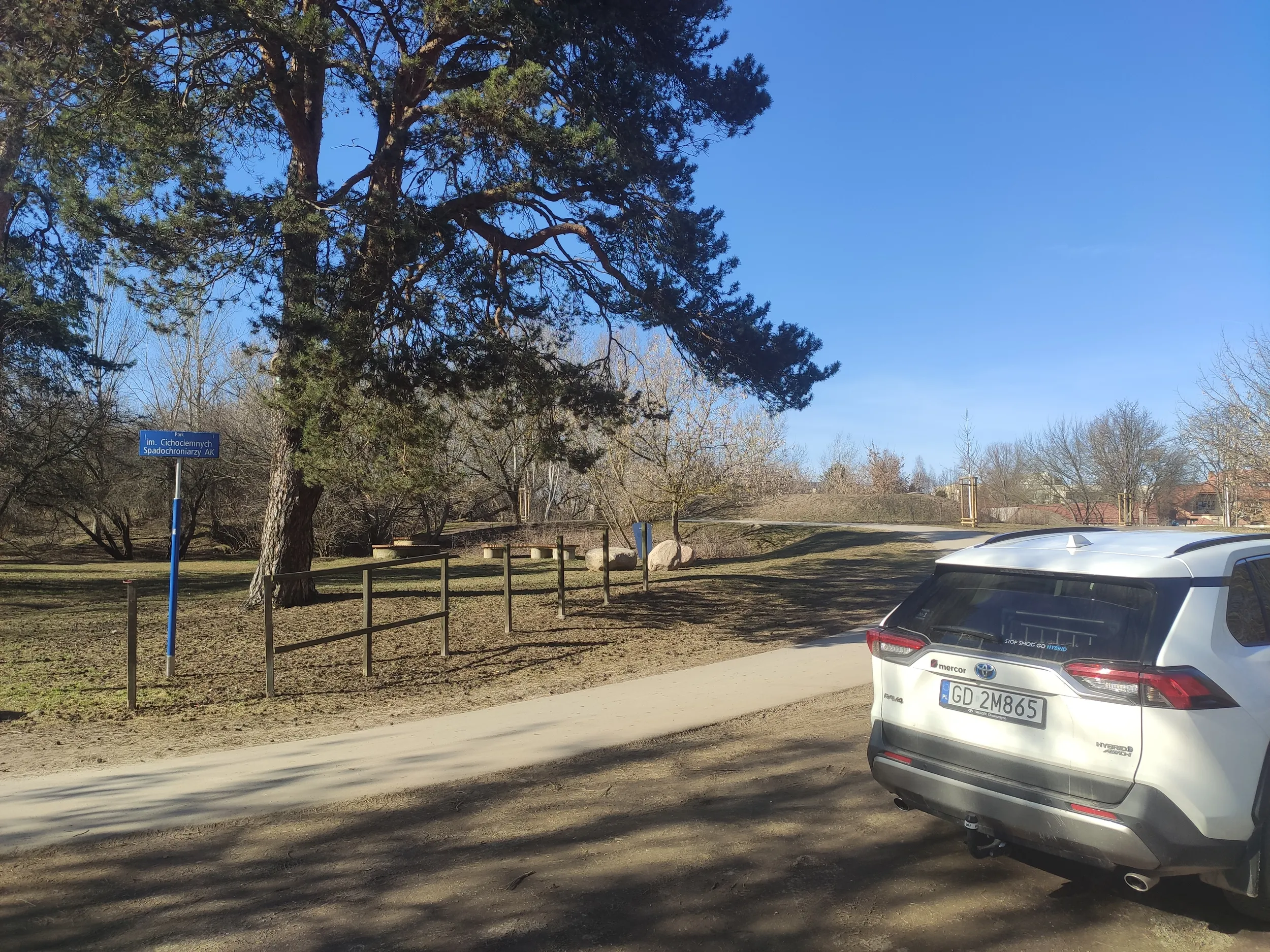 Jazda po chodniku, parking na zieleni. Wszystko w parku