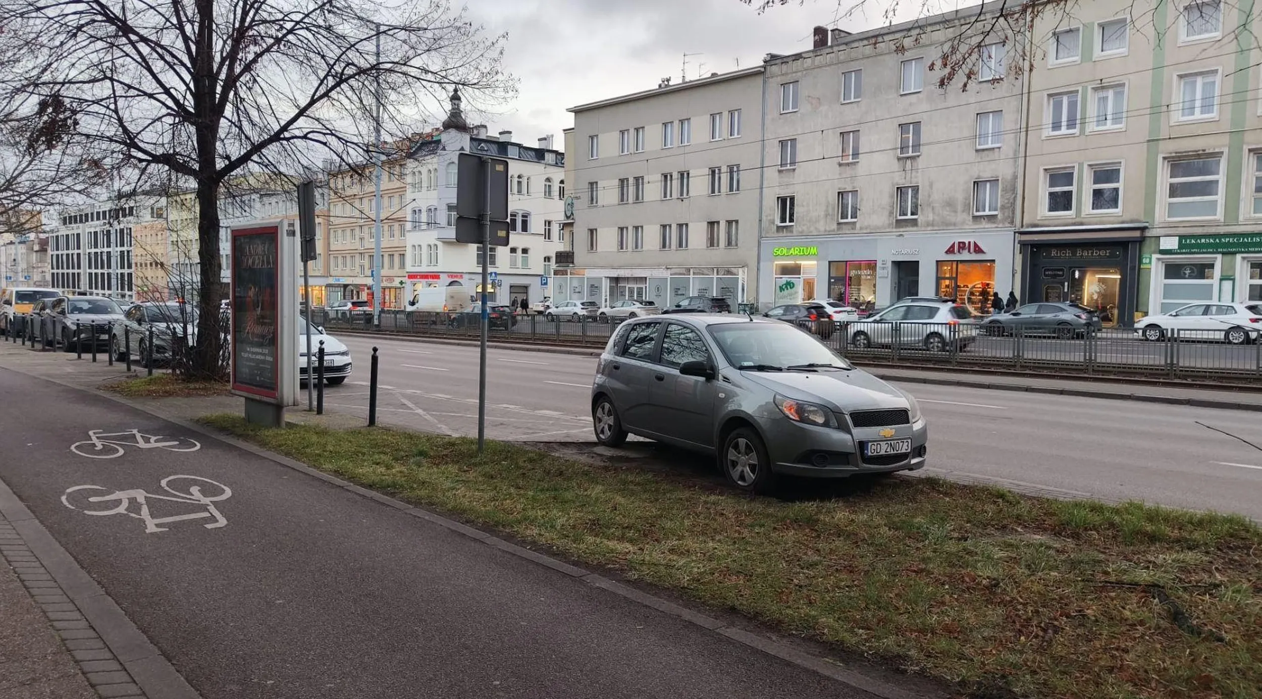 ten pan jest inteligentny i można go podziwiać, parkuje w centrum zupełnie za darmo bo odkrył niewidzialne darmowe miejsce na trawniczku, szacunek dla tego pana za spryt!