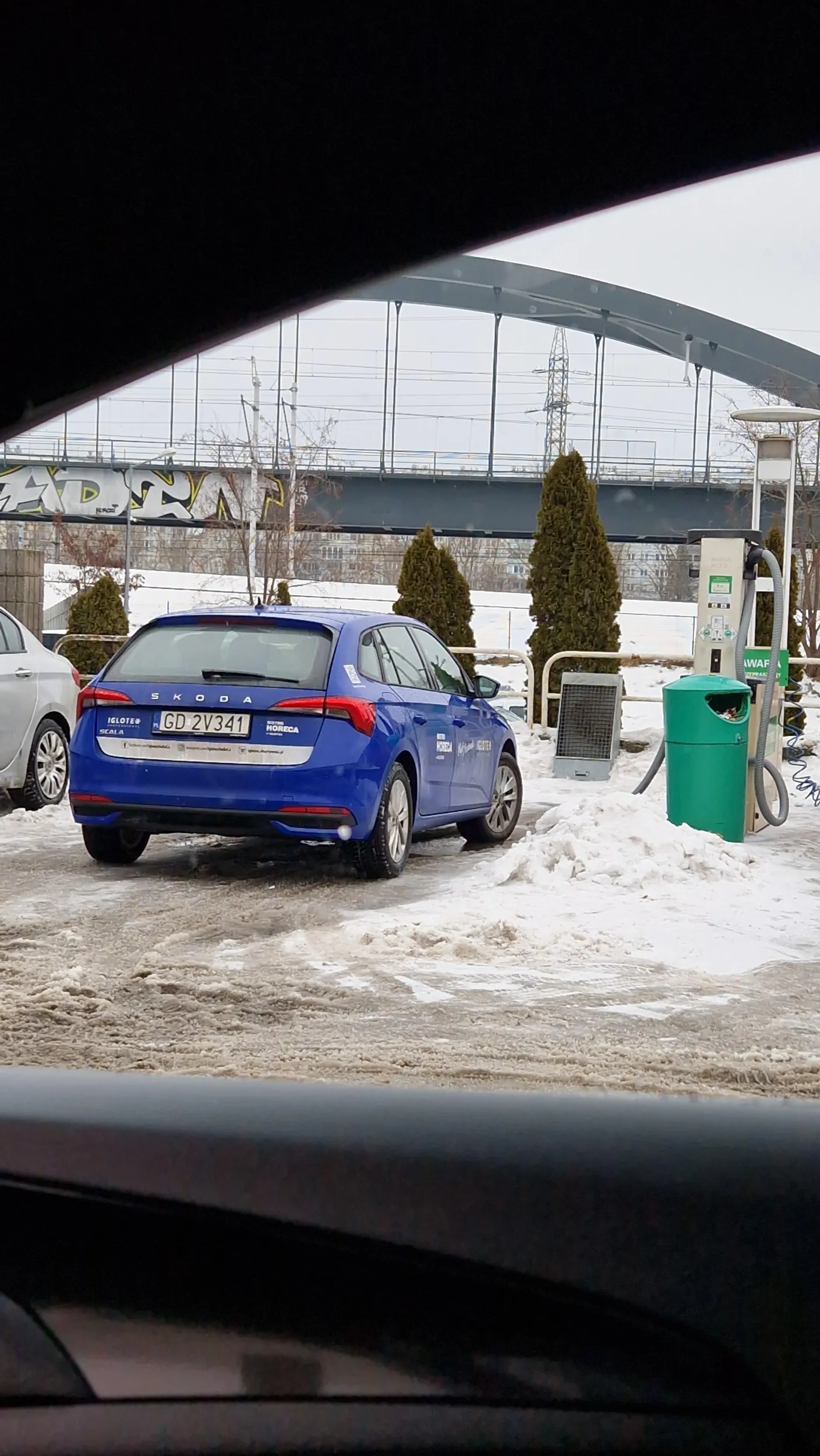 Stare gruzowisko porzucone na stacji benzynowej blokuje dostep do odkurzacza