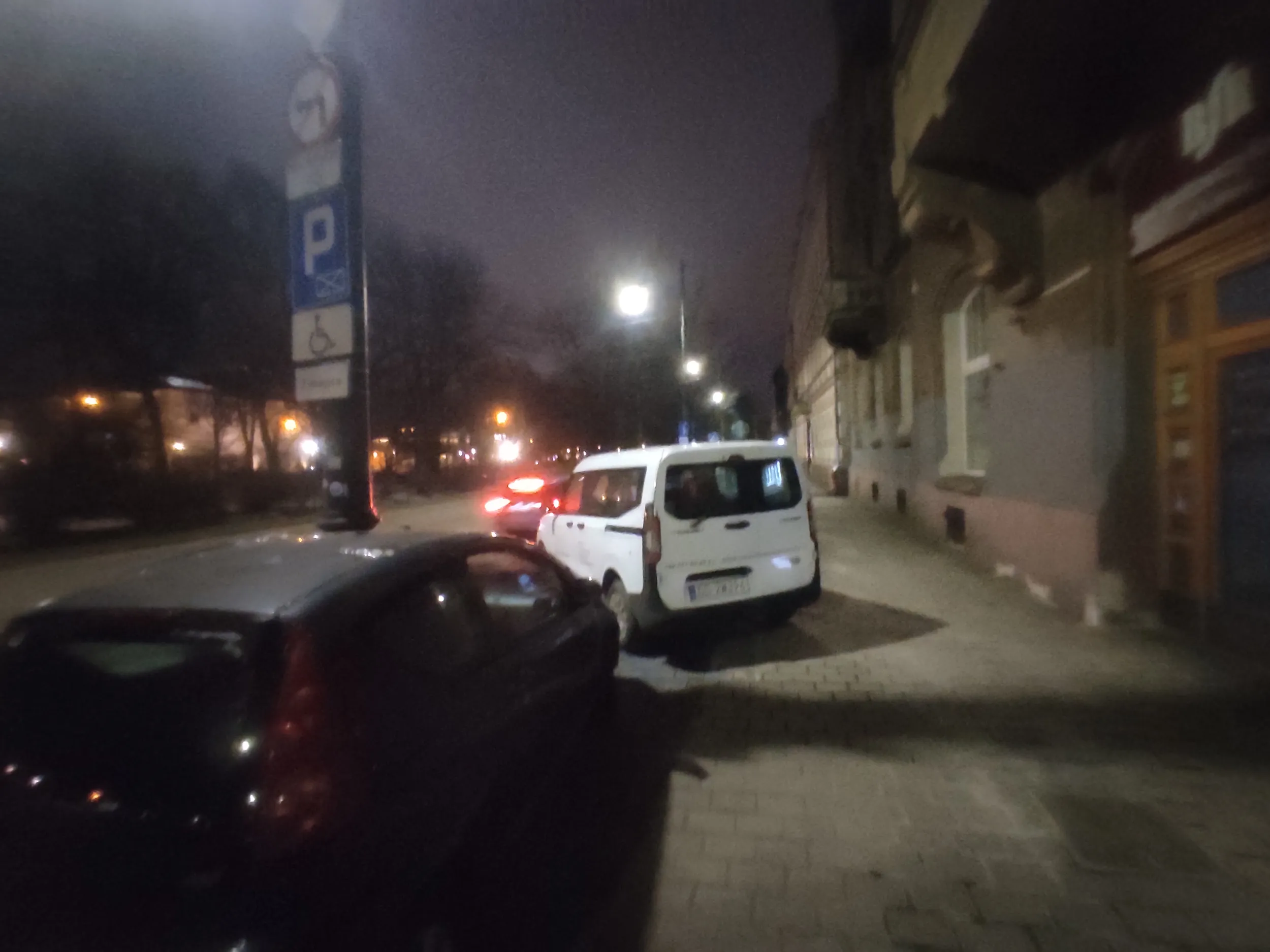 Saszka niepaniemaju, że mu na miejscu dla niepełnosprawnych nie wolno. Ani słowa po polsku ale odgrażał się policją.