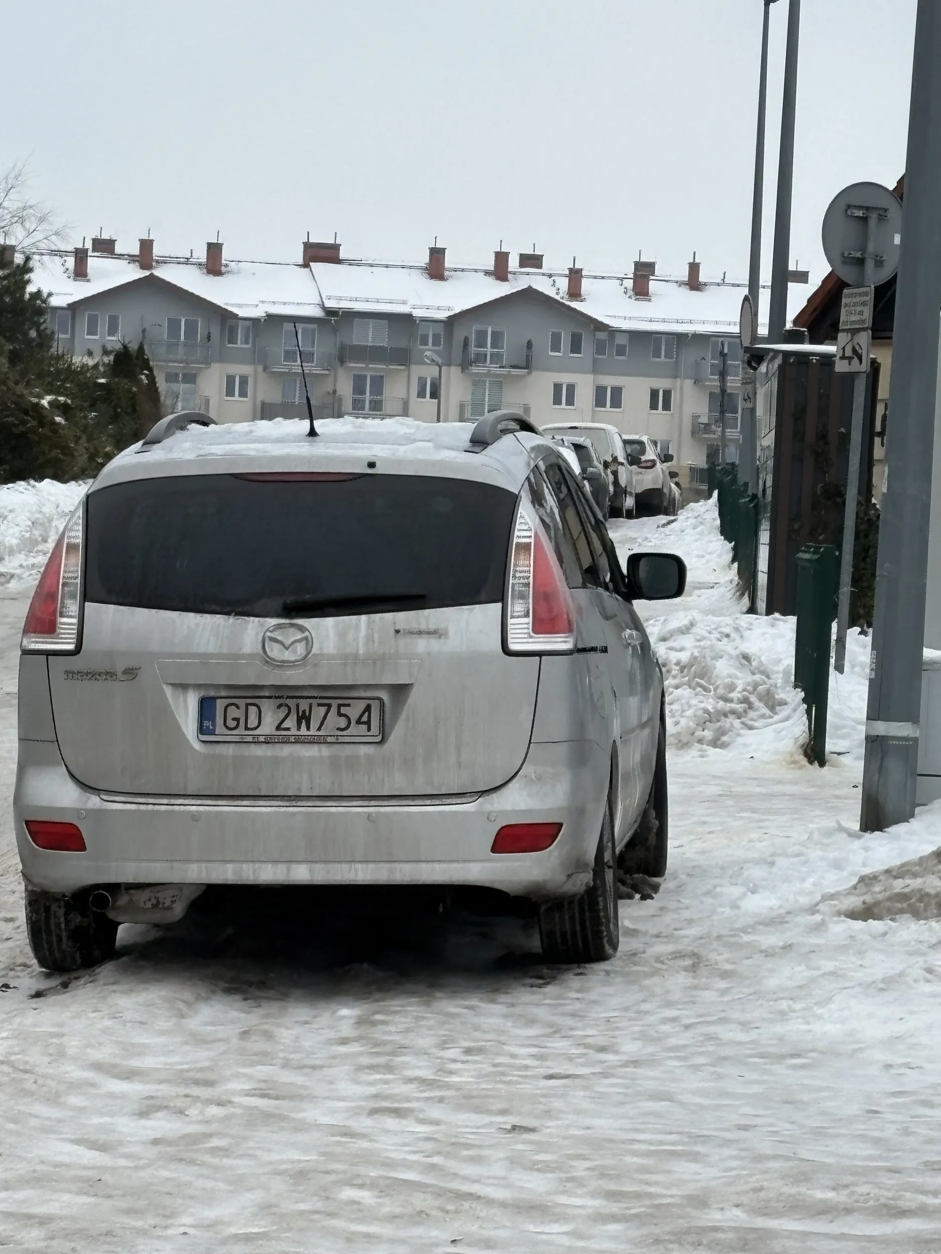 Niech właściciel teraz szuka uszkodzeń na aucie, jak zajął cały chodnik i trzeba było po lodzie chodzić to nic dziwnego, że chcąc nie chcąc się poleciało na ten samochód