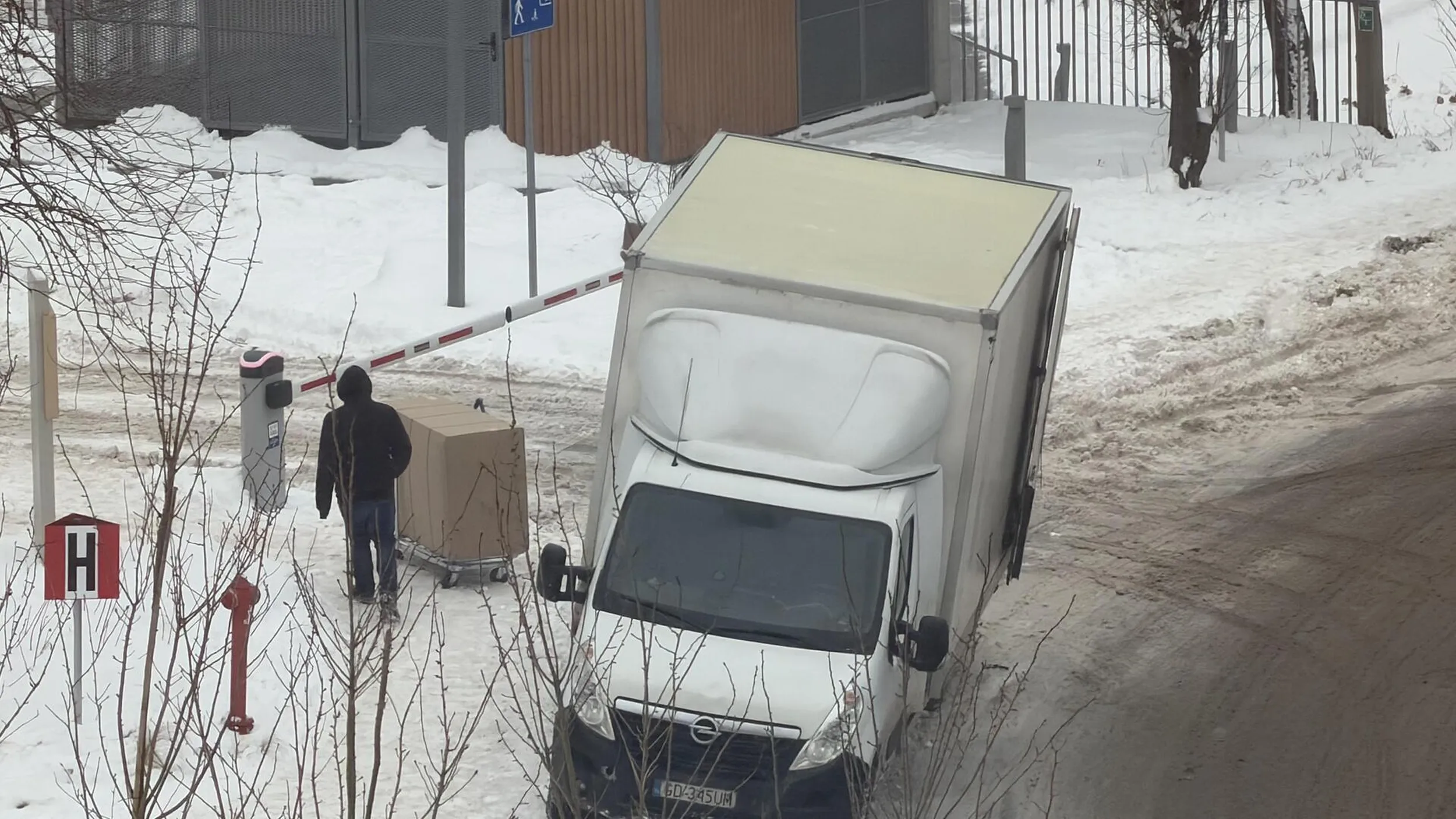 Parkowanie tym wielkim samochodem na całej szerokości chodnika, na zakazie i w wąskiej uliczce. Kombo niesamowite.