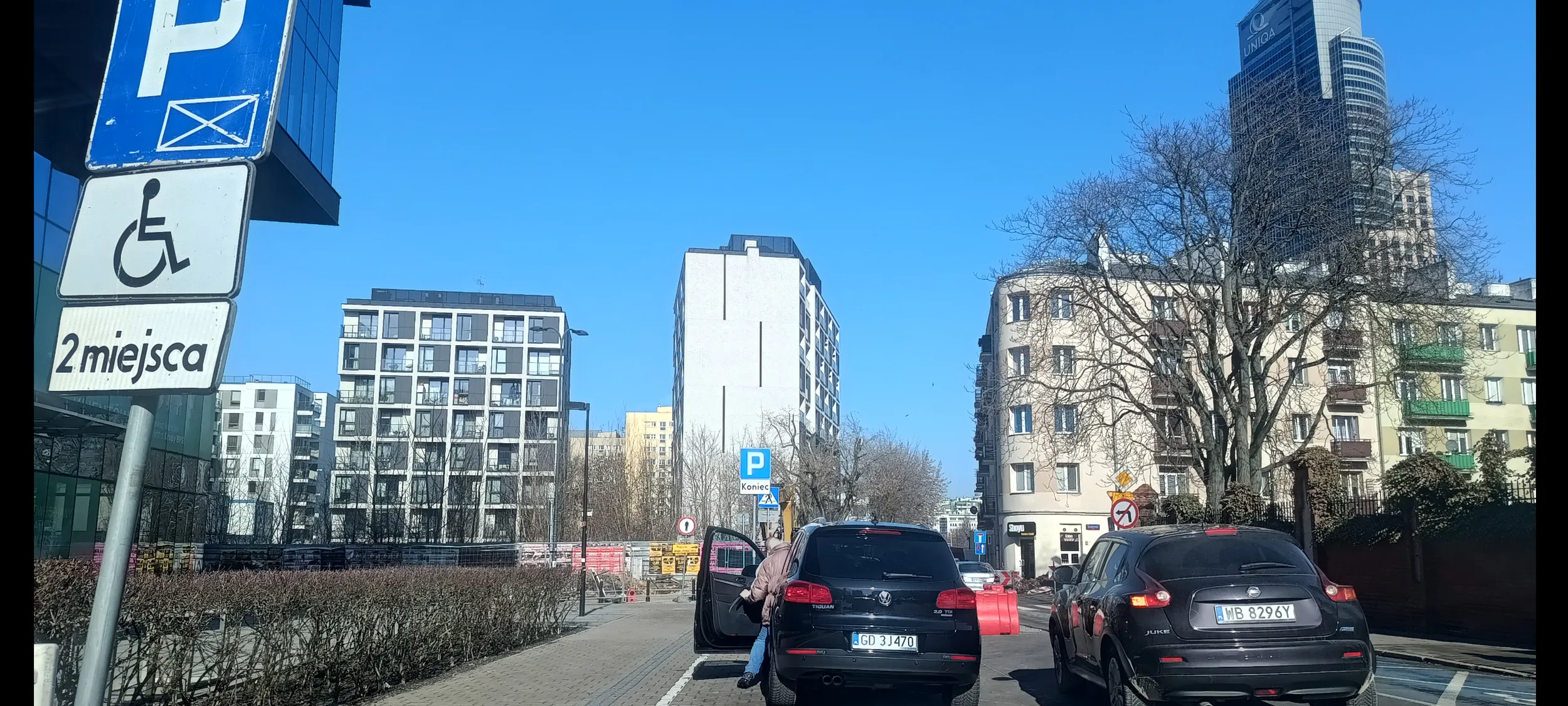 Rodzina chamów zaparkowała na miejscu dla niepelnosprawnych. Po zwróceniu uwagi wyzywali i grozi pobiciem.