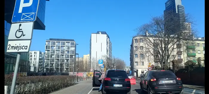 Rodzina chamów zaparkowała na miejscu dla niepelnosprawnych. Po zwróceniu uwagi wyzywali i grozi pobiciem.