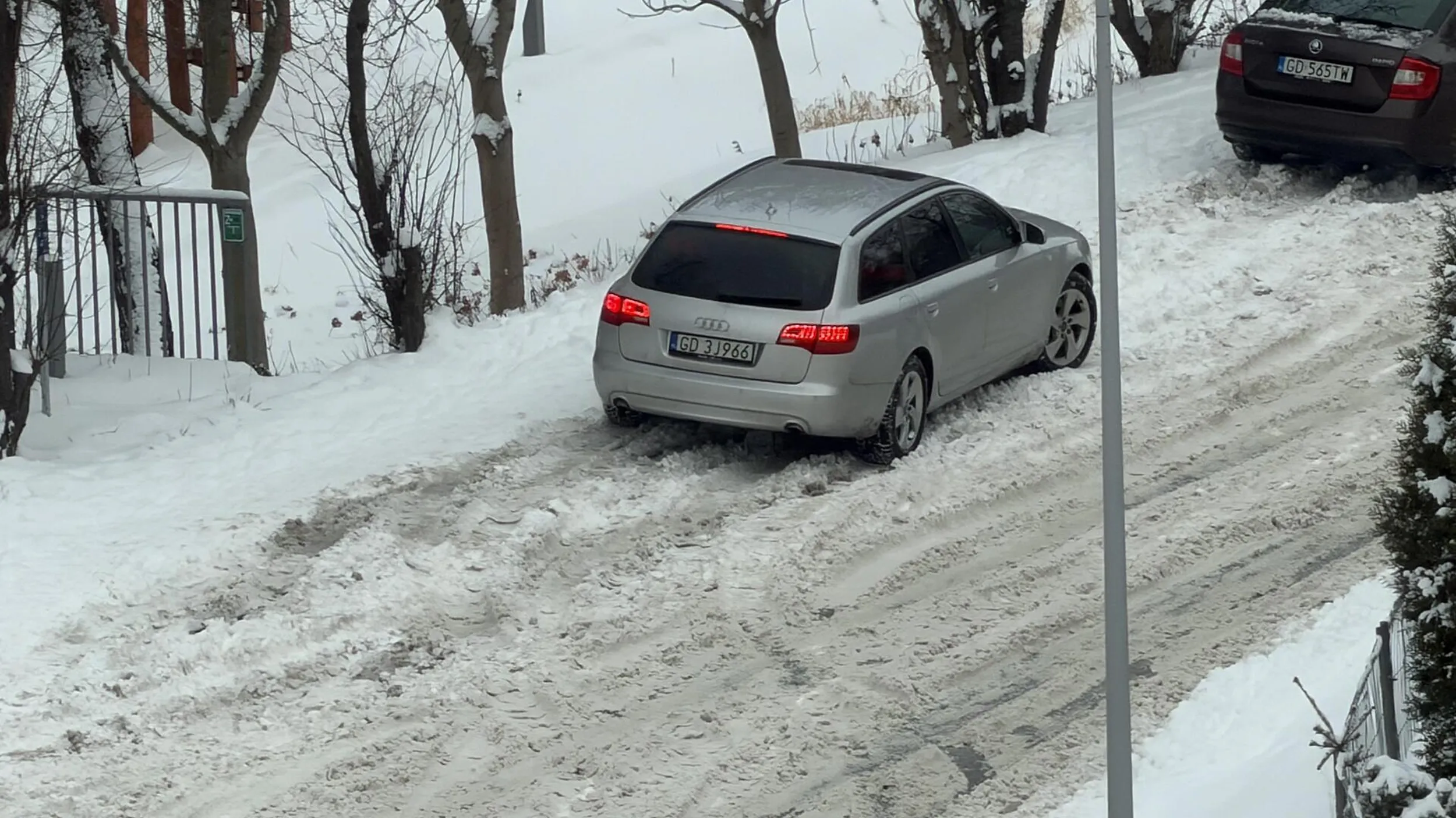 Parkowanie na zakazie zatrzymywania się w wąskiej uliczce. Nieładnie.