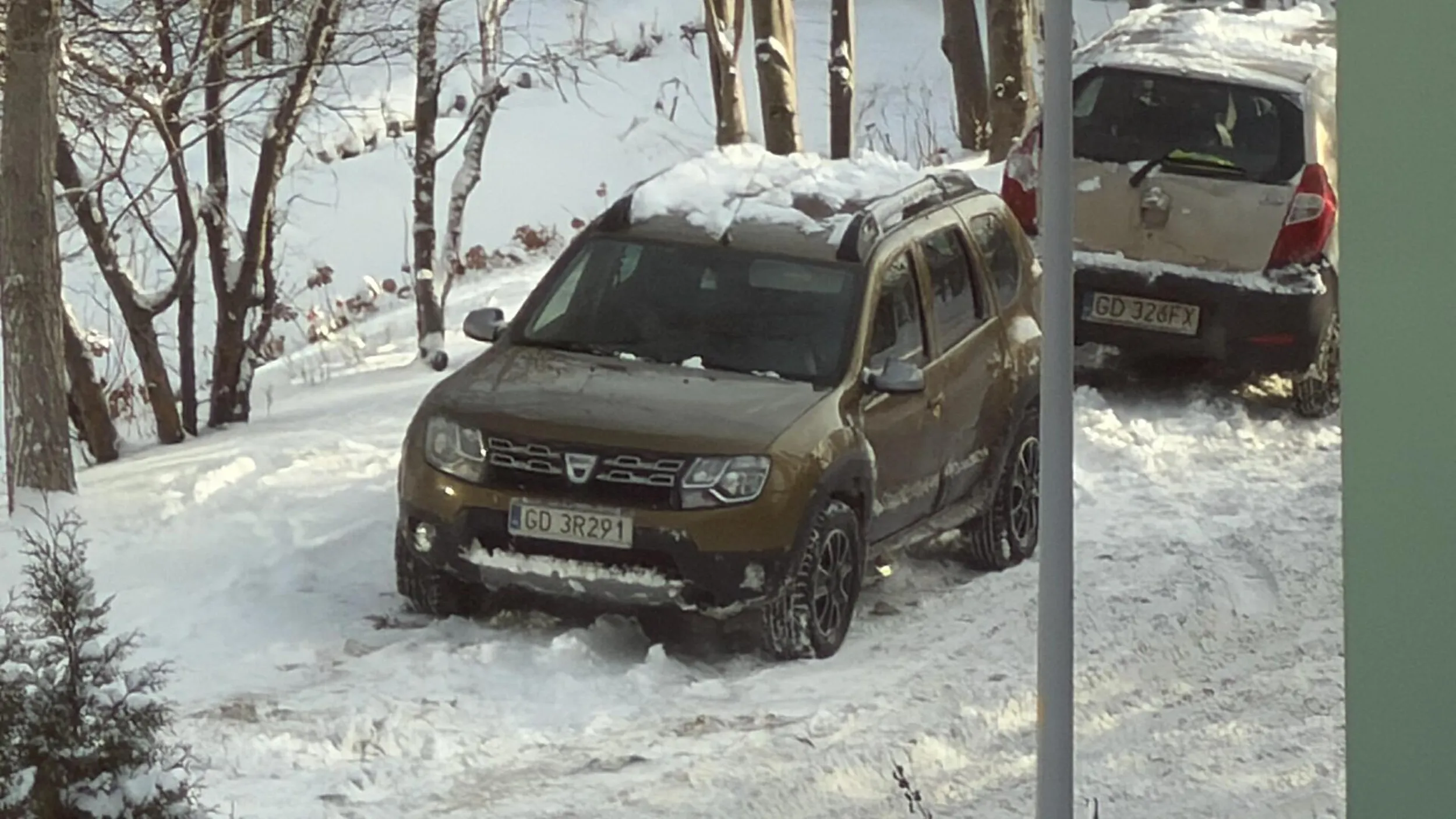 Parkowanie na zakazie zatrzymywania się w wąskiej uliczce. Nieładnie.