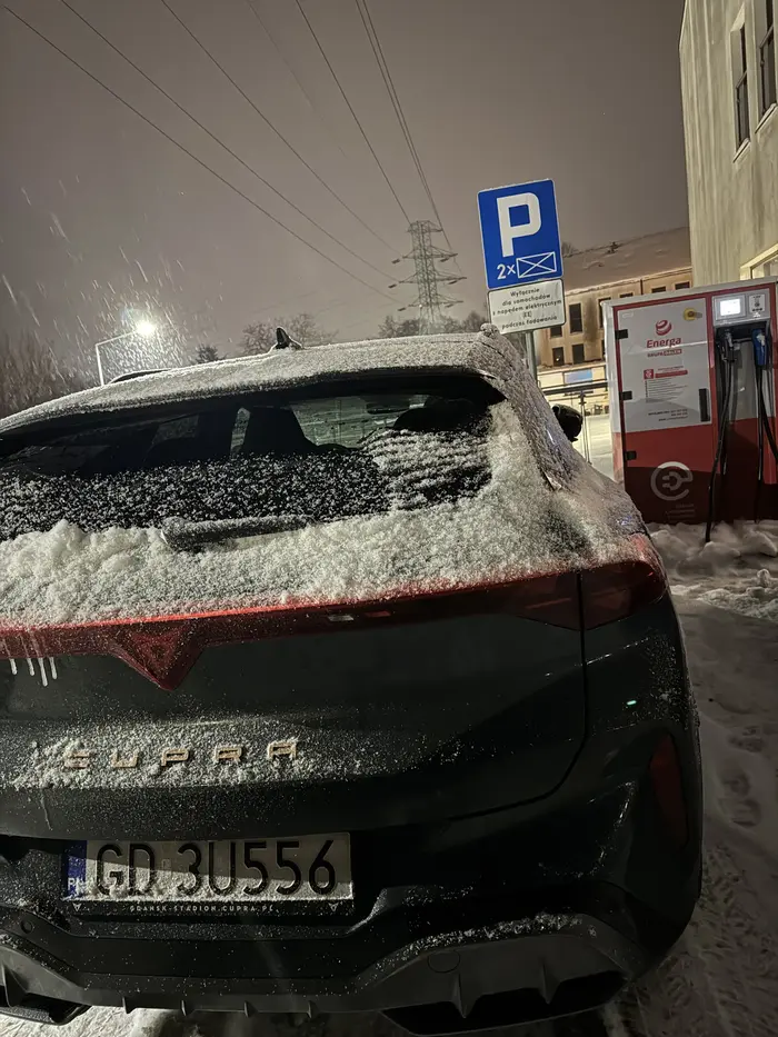 Mistrz.. zrobił sobie parking na miejscu do ładowania