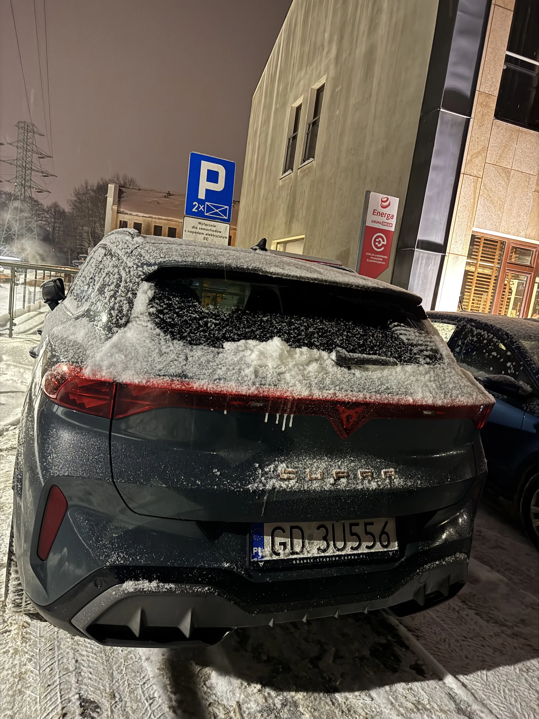 Mistrz.. zrobił sobie parking na miejscu do ładowania