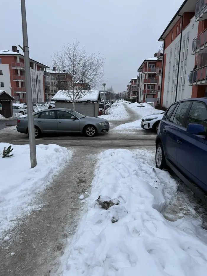 Pan myśli tylko o sobie, chodnik nie jest dla niego ważny.