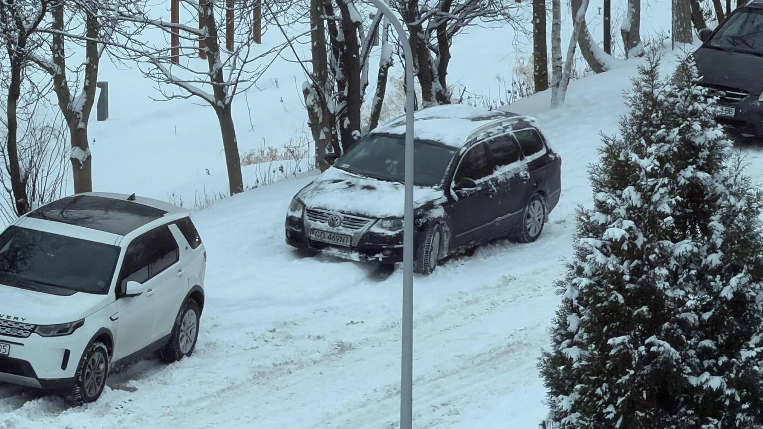 Parkowanie na zakazie zatrzymywania się w wąskiej uliczce. Nieładnie.