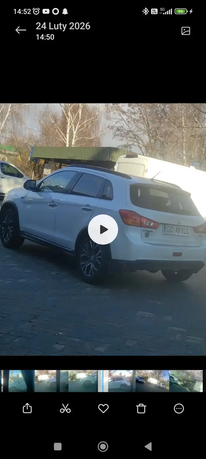 Nie pozdrawiam pani z tego auta. Zostałam bez powodu zwyzywana tylko dlatego, że – według tej pani – nie zaparkowałam wystarczająco szybko. Celowo czekałam, aby najpierw mogła wjechać, a dopiero później chciałam zaparkować. Zamiast chwili cierpliwości spotkałam się z agresją i brakiem kultury. Następnym razem polecam mniej nerwów, a więcej uśmiechu – świat od tego się nie zawali. Nie pozdrawiam.