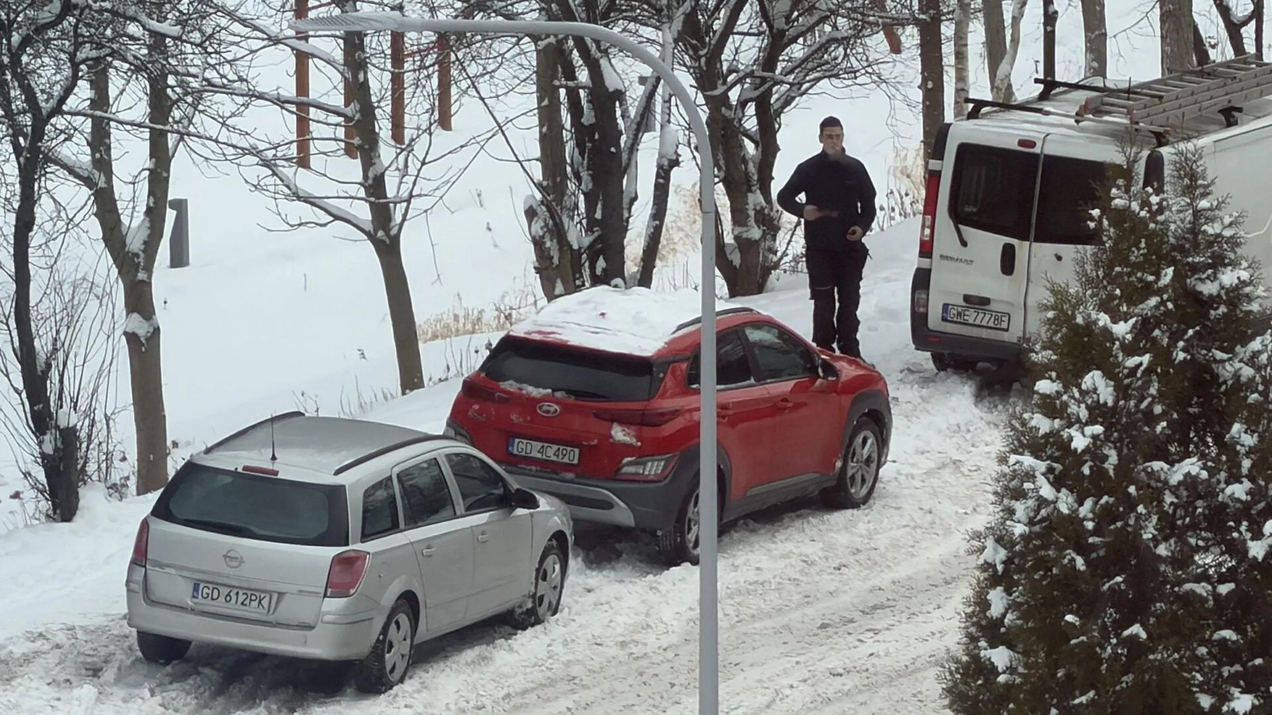 Parkowanie na zakazie zatrzymywania się w wąskiej uliczce. Nieładnie.