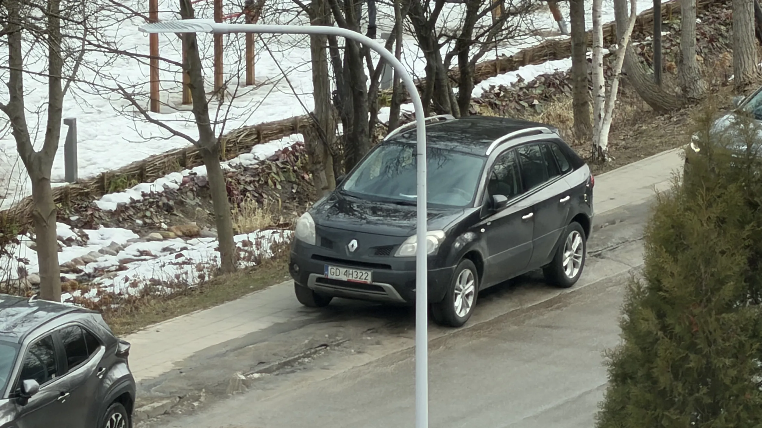 Nie dość że postój na całej szerokości chodnika to jeszcze na zakazie zatrzymywania się