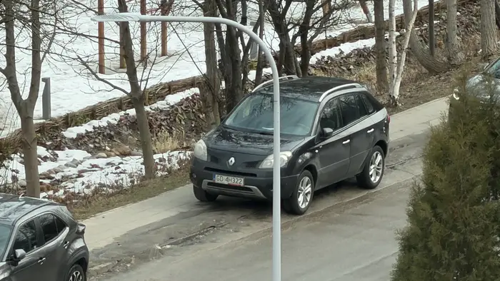Nie dość że postój na całej szerokości chodnika to jeszcze na zakazie zatrzymywania się