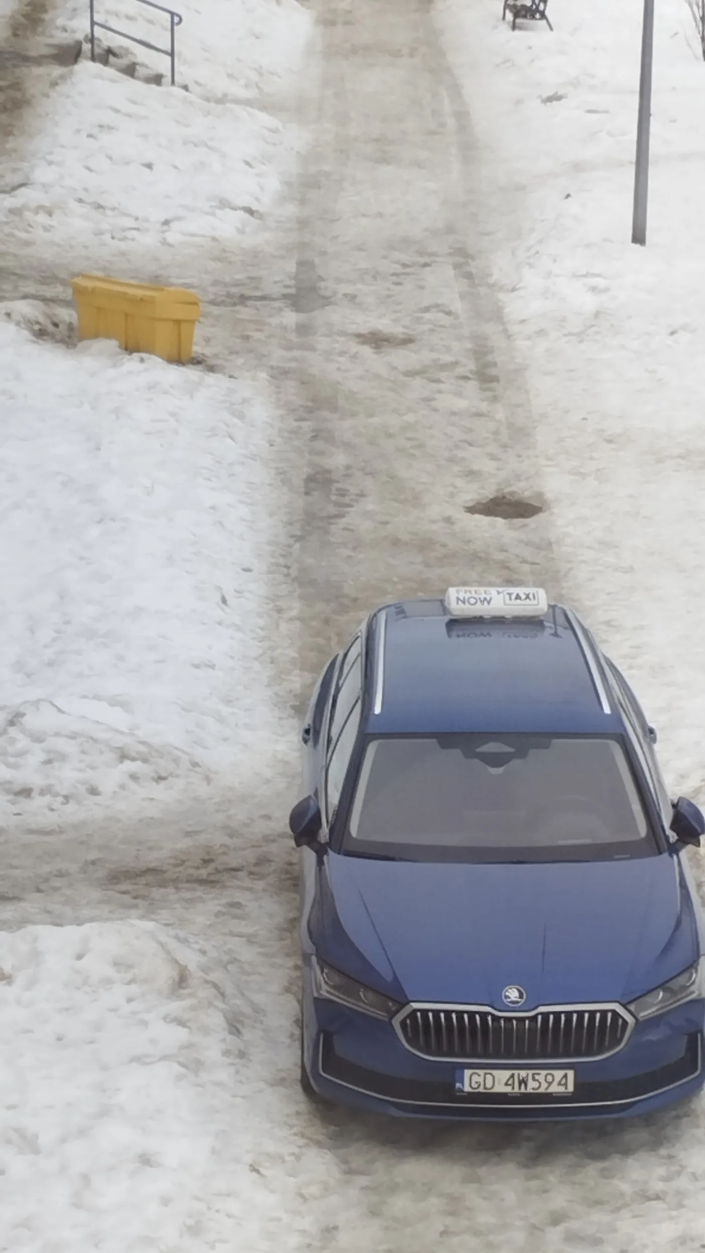 Nocne parkowanie pod klatką. Chodnik jest odśnieżony dla pieszych, nie dla aut