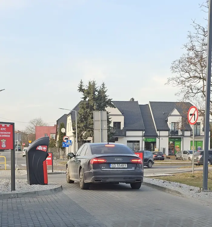 Brawo dla kierowcy! Swoja glupota zablokowal caly pas przy kfc w starogardzie gdanskim, gdzie stwierdzil, ze nie bedzie czekal w kolejce drive thru i podejcie osobiscie do okienka a przejazd zablokuje swoim samochodem.