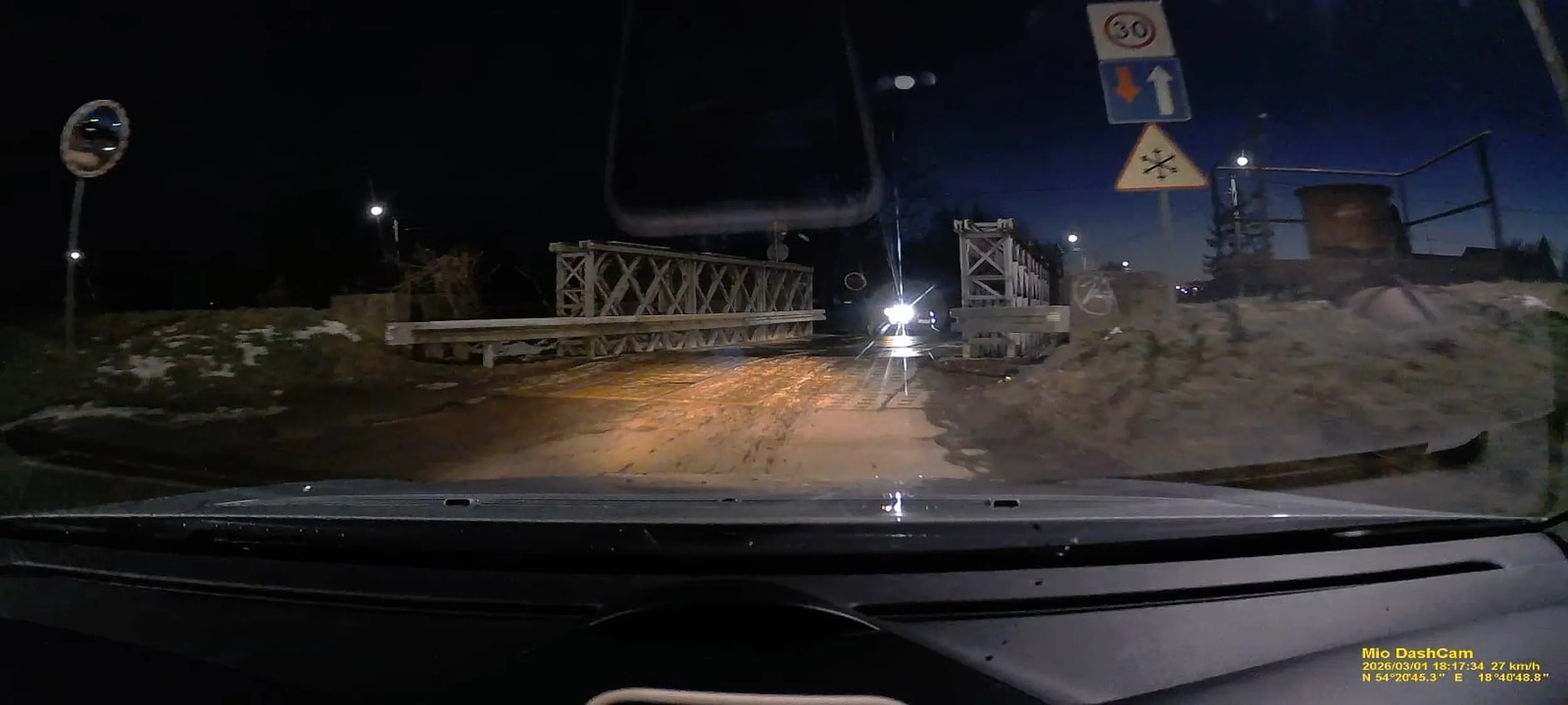 Nie polecam, stary dziad nie zna się na przepisach ruchu drogowego i wymusza pierwszeństwo dodatkowo patrząc na drugą osobę z pogardą