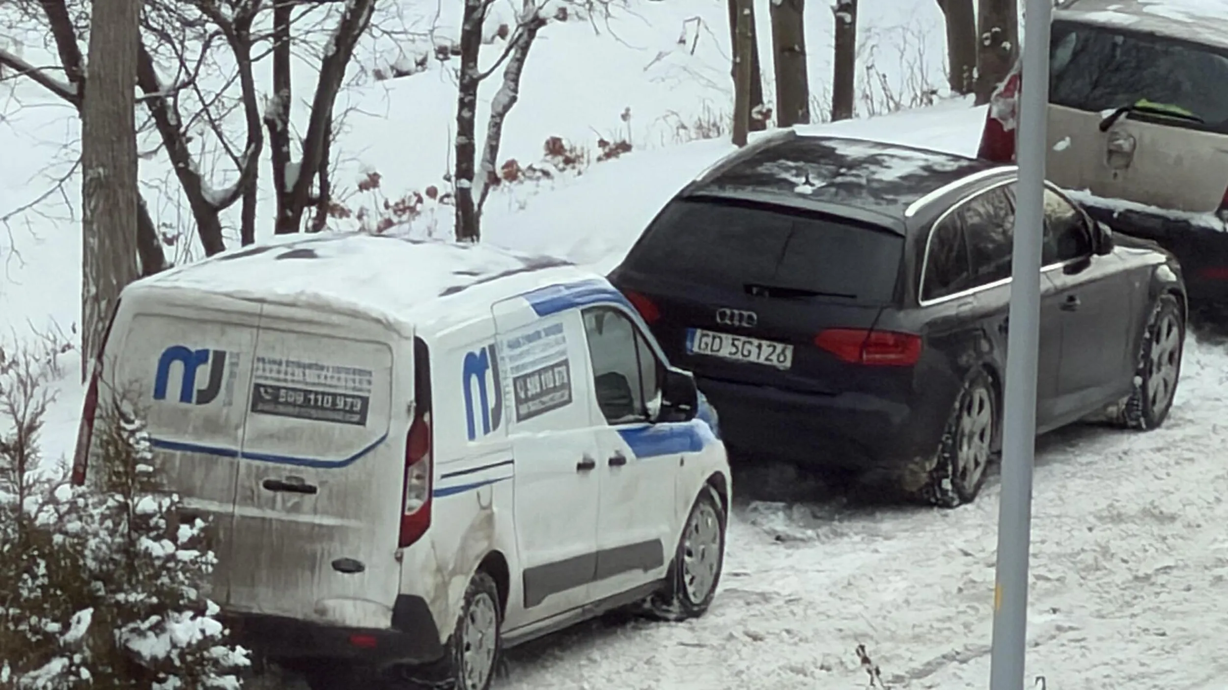 Parkowanie na zakazie zatrzymywania się w wąskiej uliczce. Nieładnie.