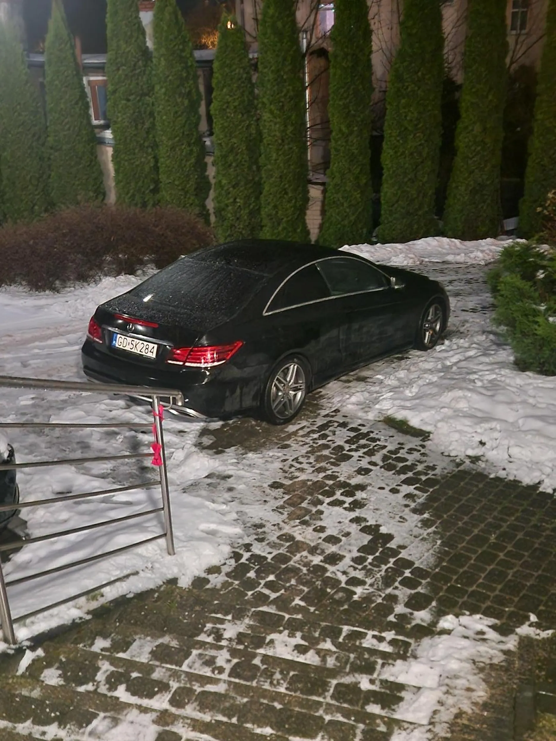 ktoś kto jeździ mercedesem a nie stać go na parking na prywatnym osiedlu i musi stawać przy schodach nie dając możliwości dojścia do klatki, brawo ?