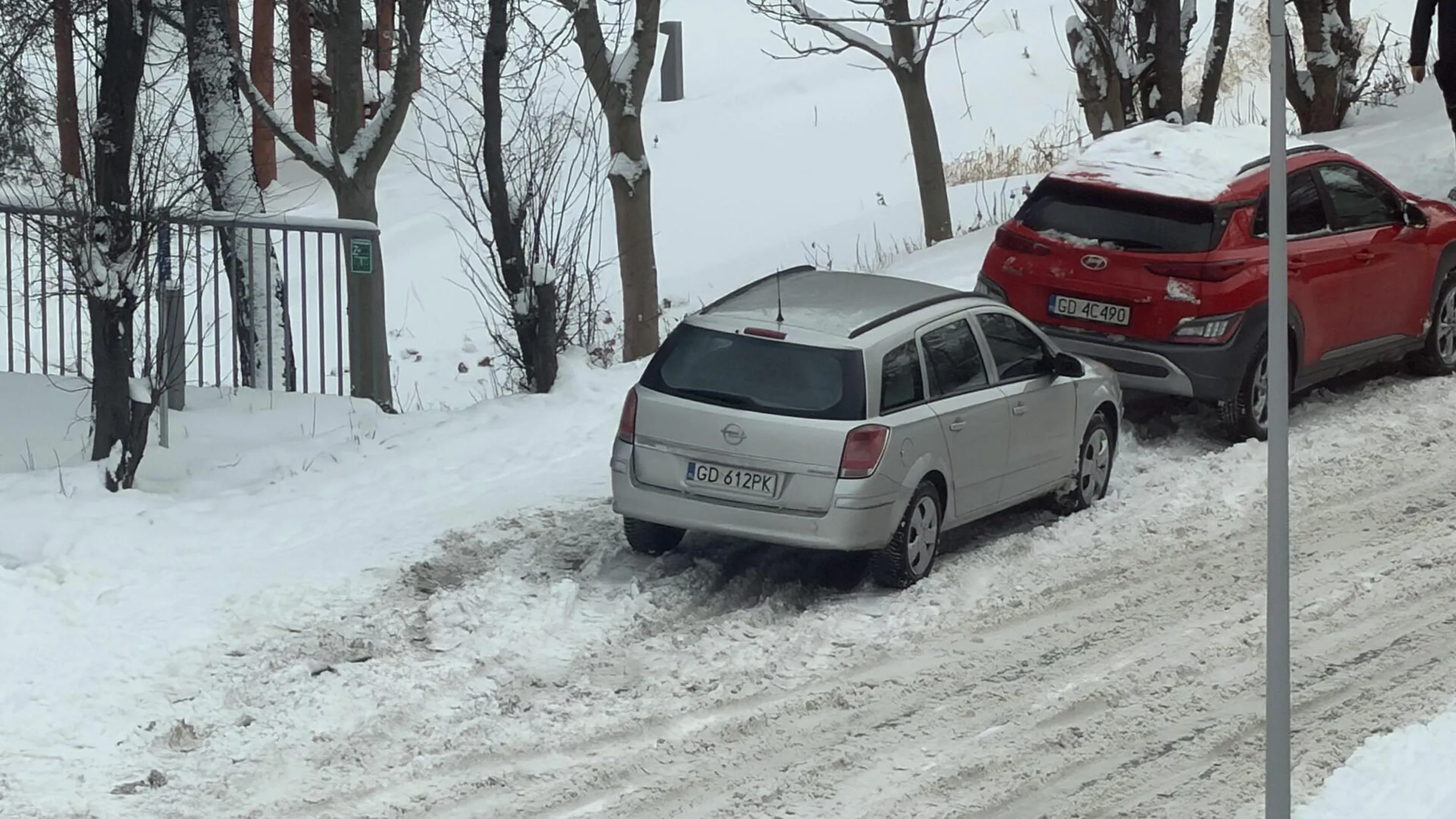 Parkowanie na zakazie parkowania w wąskiej uliczce. Nieładnie.