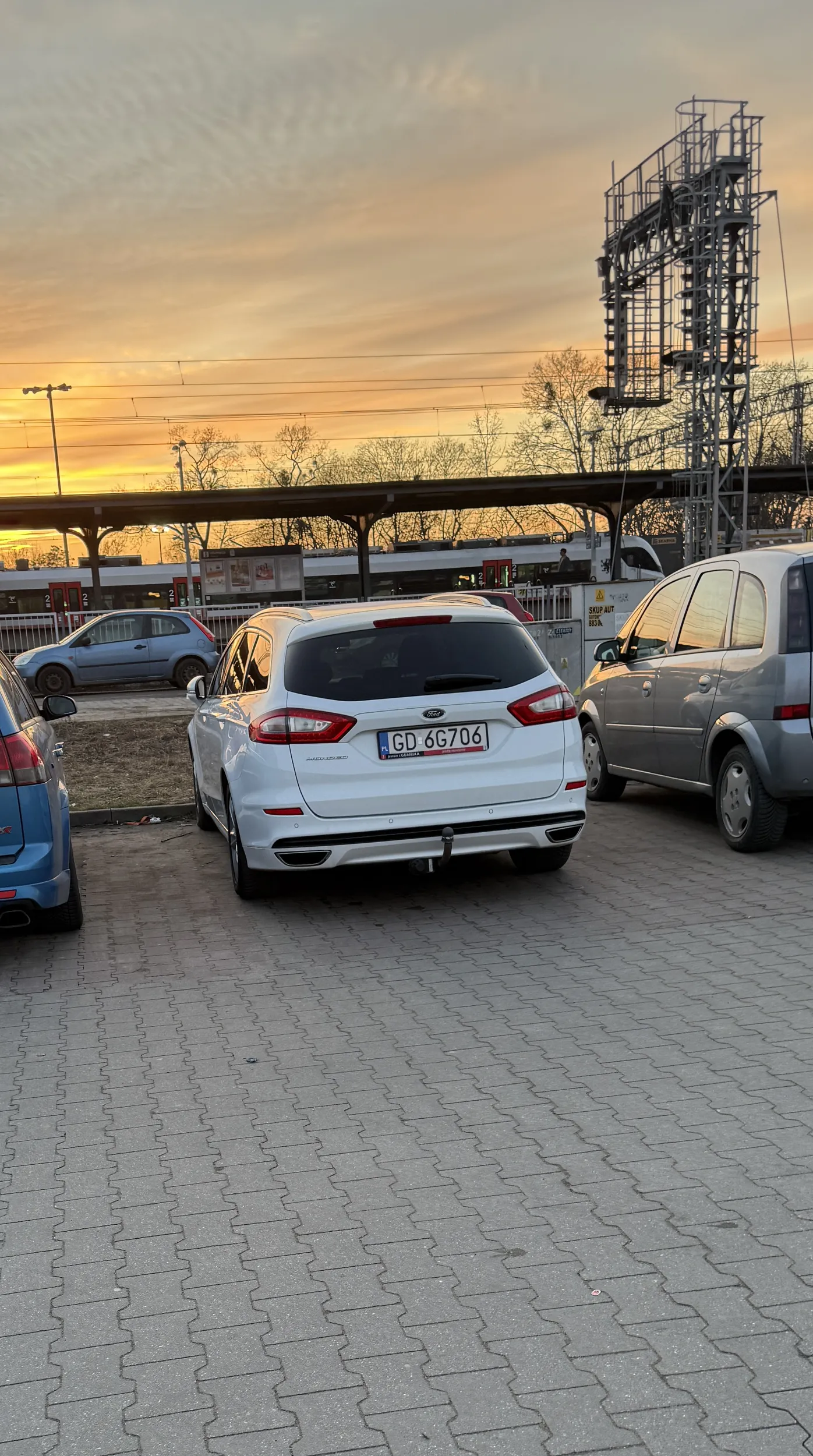 Stary dziad drzwiami obija samochody