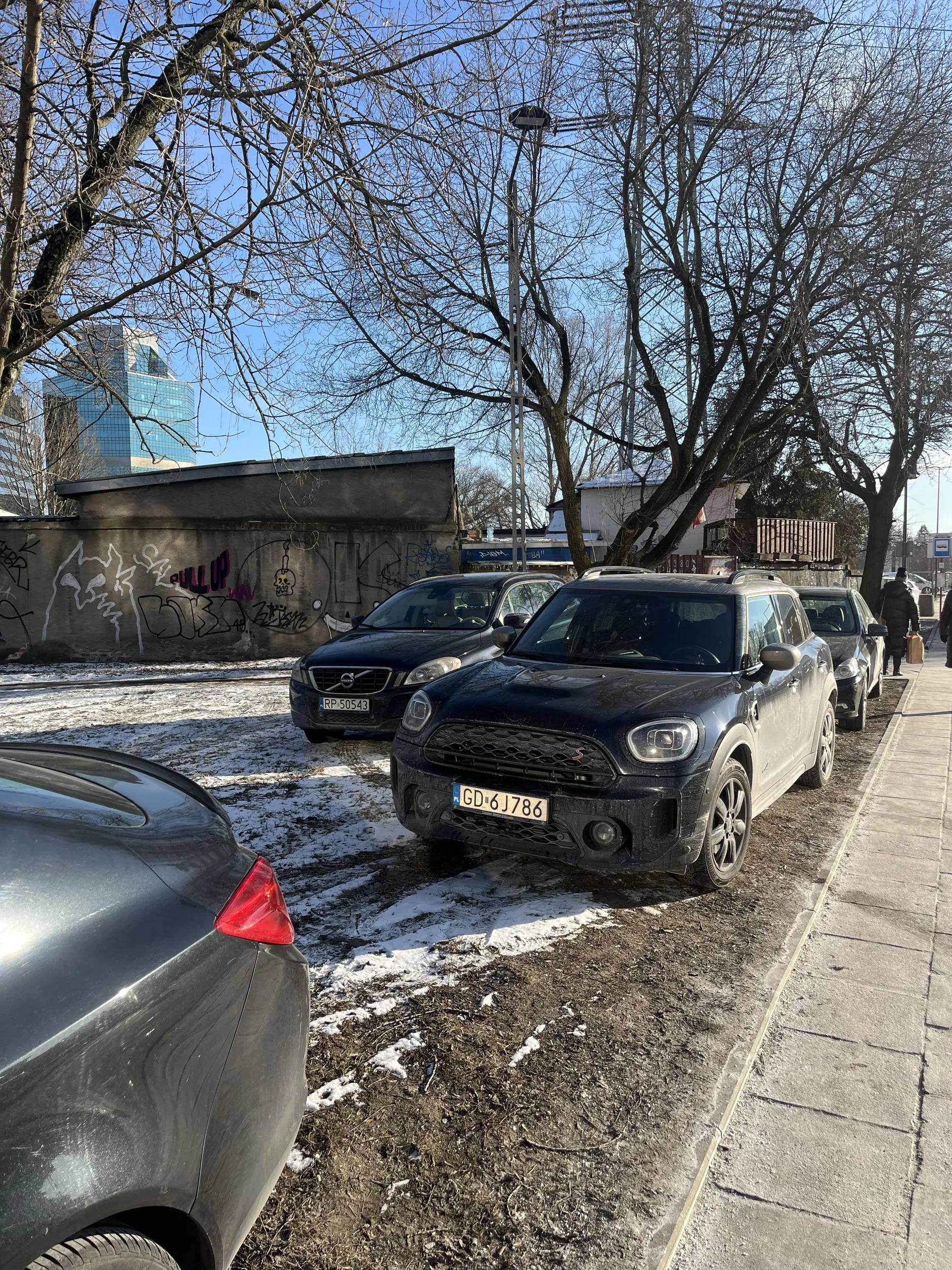 Rozjeżdża miejskie trawniki w Warszawie