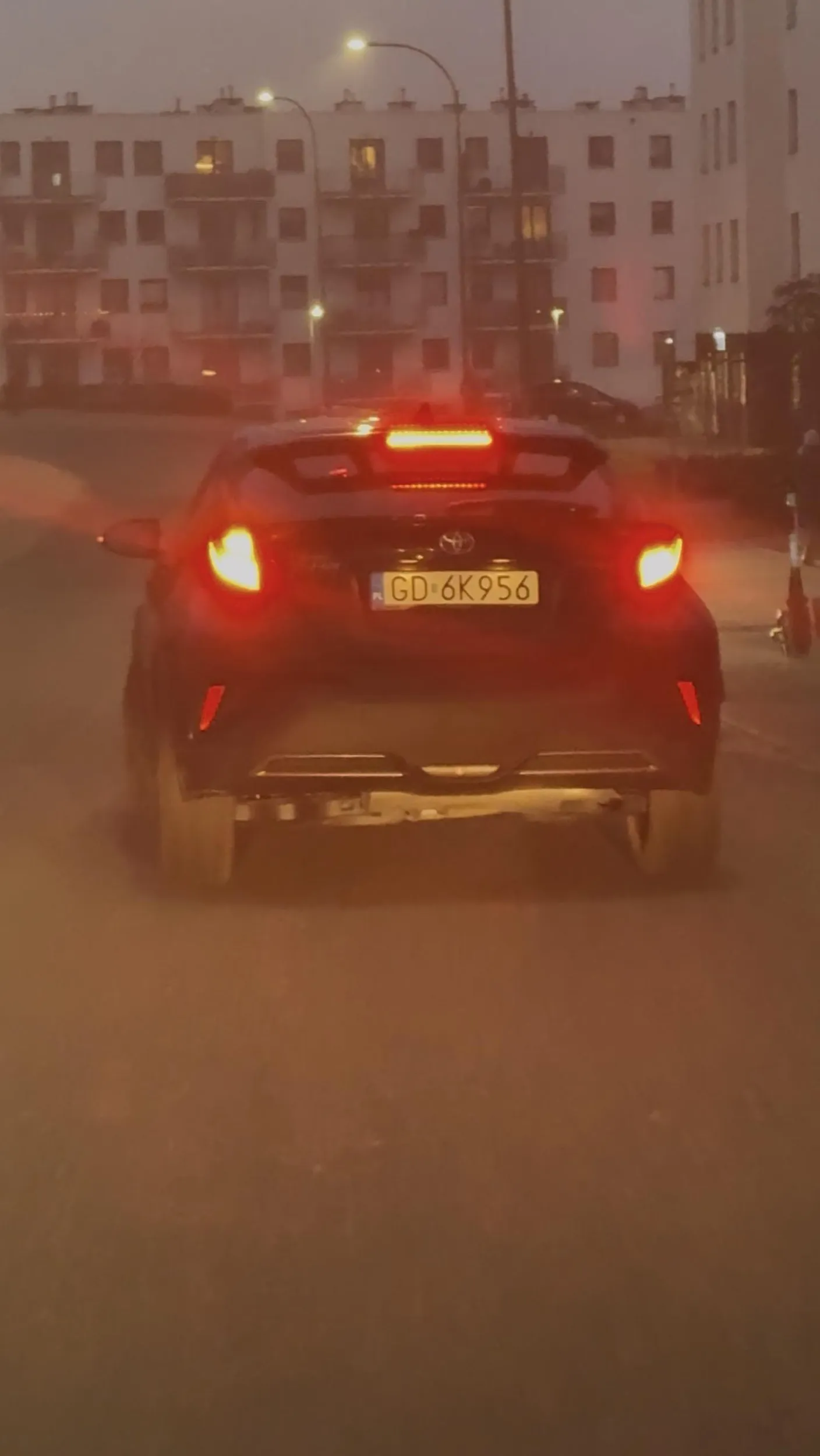 Uważajcie na babkę która nagrała się w GTA V, wychodzi z samochodu i otwiera drzwi od strony kierowcy by zwrócić uwagę ( Wchodzi jak do siebie).