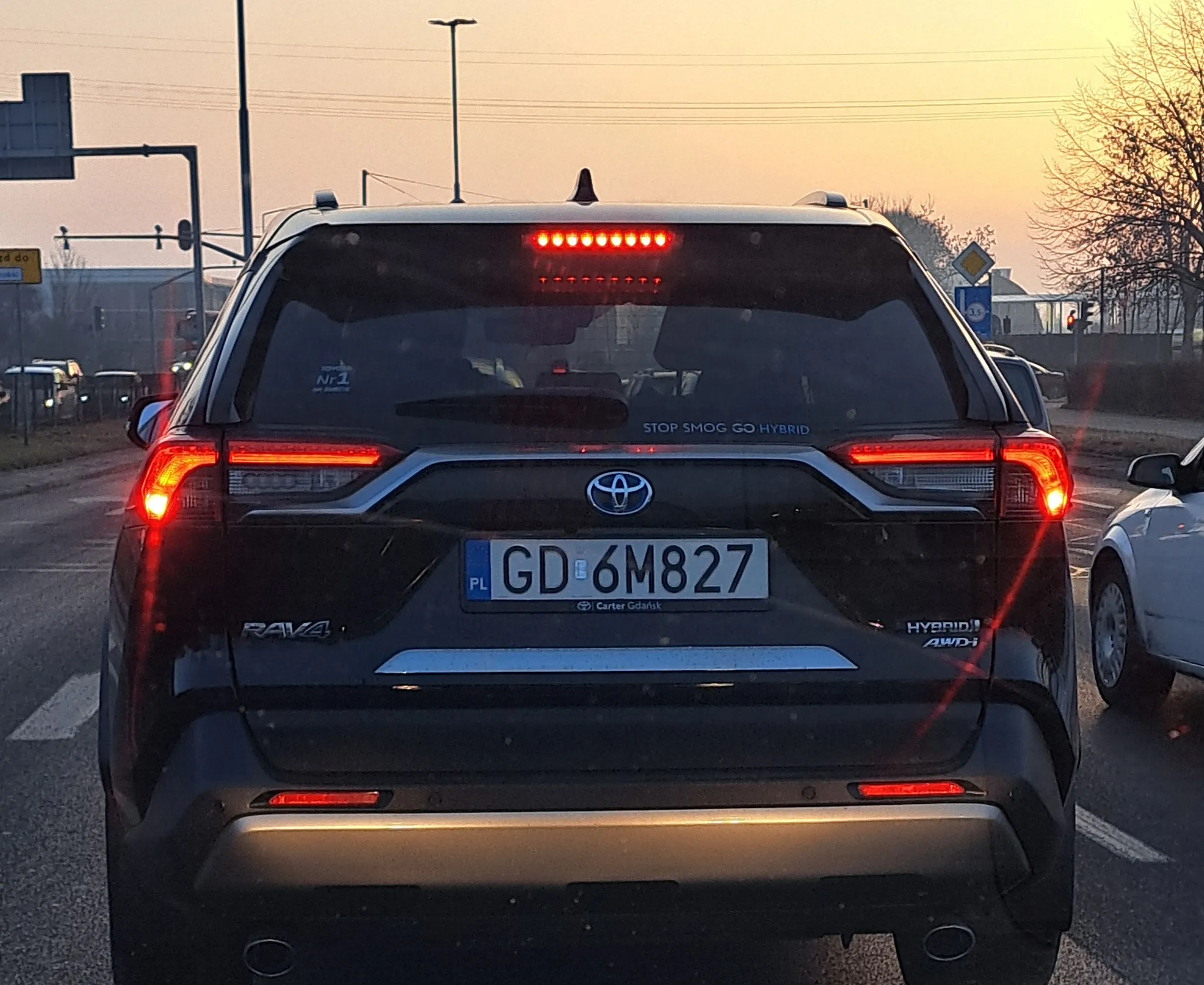 Stary dziad. Skacze po pasach bez kierunkowskazów. Wyprzedza bezpośrednio na przejściu dla pieszych. Co tam zasady ruchu drogowego. Cham uszkodziłby mi auto.