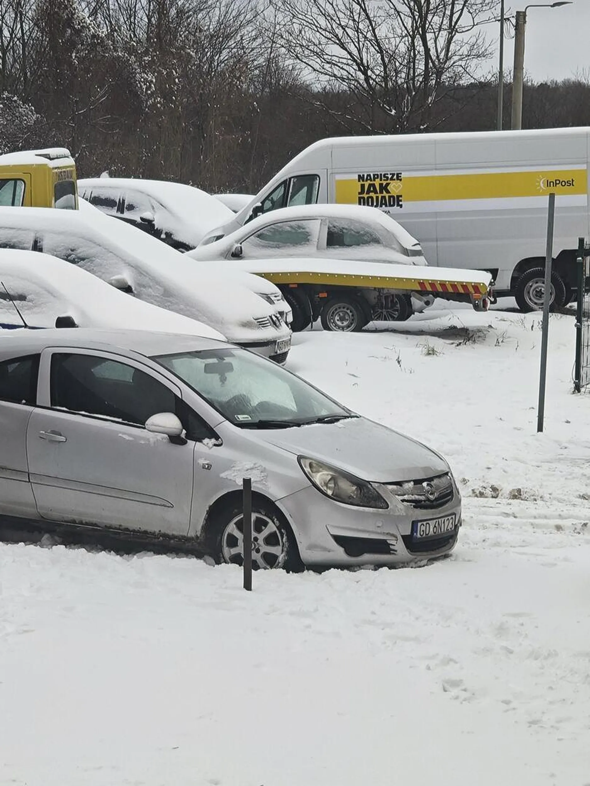Dziwna kobieta z psem(może chora psych.)blokuje jedyny wjazd na osiedle parkując na przejściu dla pieszych.Zablokowała przejazd odśnieżarki a mniejsze auta muszą wjeżdżać na wysoki krawężnik.