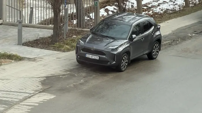 Nie dość że blokuje chodnik to jeszcze stoi na zakazie zatrzymywania się !