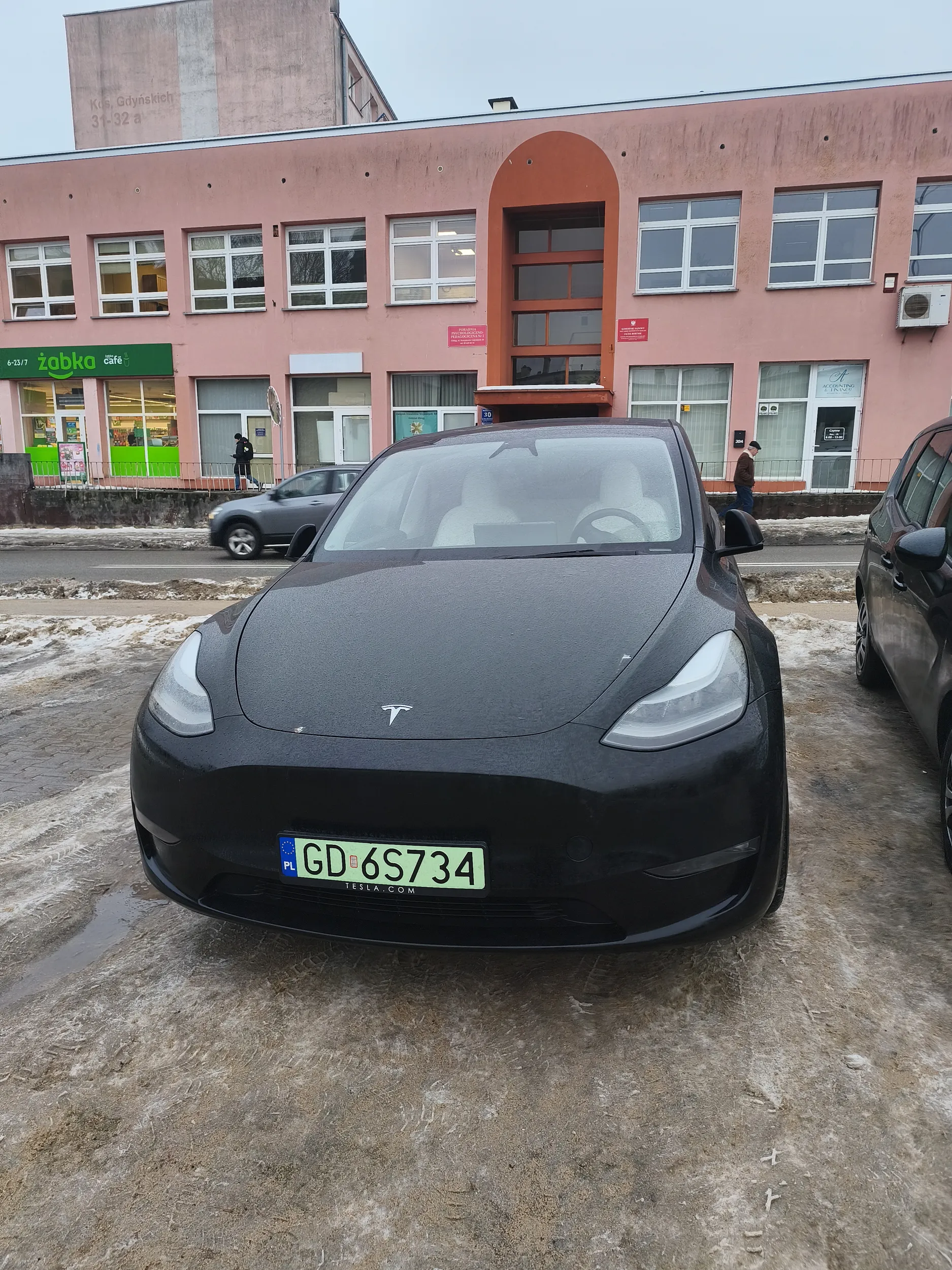 Elbląg pod szkołą muzyczną Nie umie parkować. Cofając na miejsce parkingowe zarysowała auto. Gdy ktoś jej zwrócił uwagę dała gazu i uderzyła w auto stojące na przeciwko. Po czym cofnela u stanęła jak widać i uciekła do bloku. Dziunia myśli że jak ma kasę to jej wszystko wolno. Uciekałaś jak stara rura