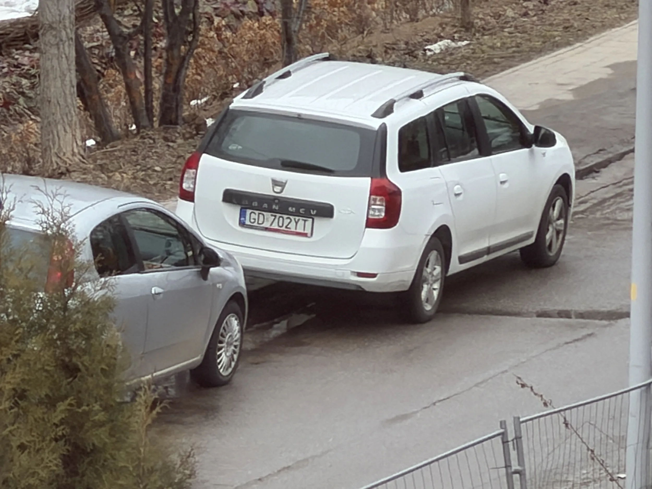 Brak odpowiedniej ilości miejsca dla pieszych na chodniku a przy okazji parkowanie na zakazie zatrzymywania się !