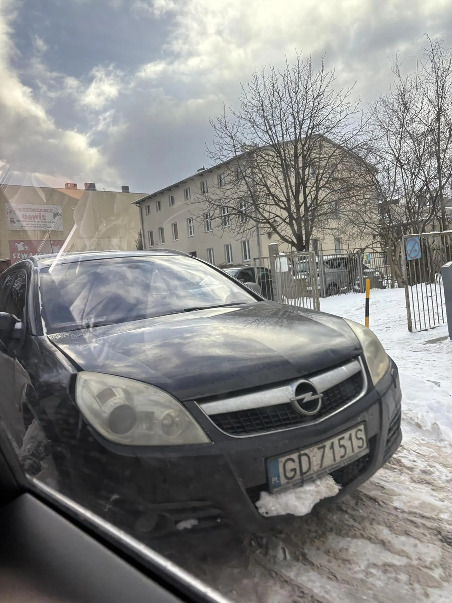 Kolego umiemy parkować czy nie? Wydaje mi się miejsca za wyznaczone do parkowania a nie że stajemy na drodze na parkingu.