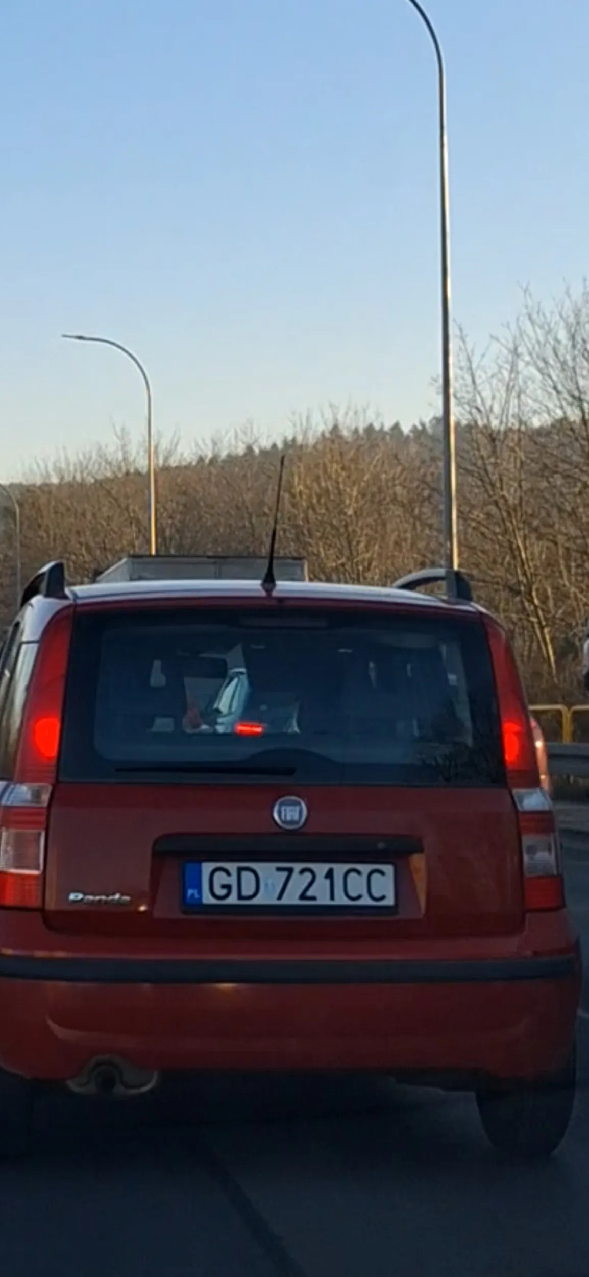 Stara babcia slimaczy sie lewym pasem i na wszystkich co ja wyprzedzają trabi