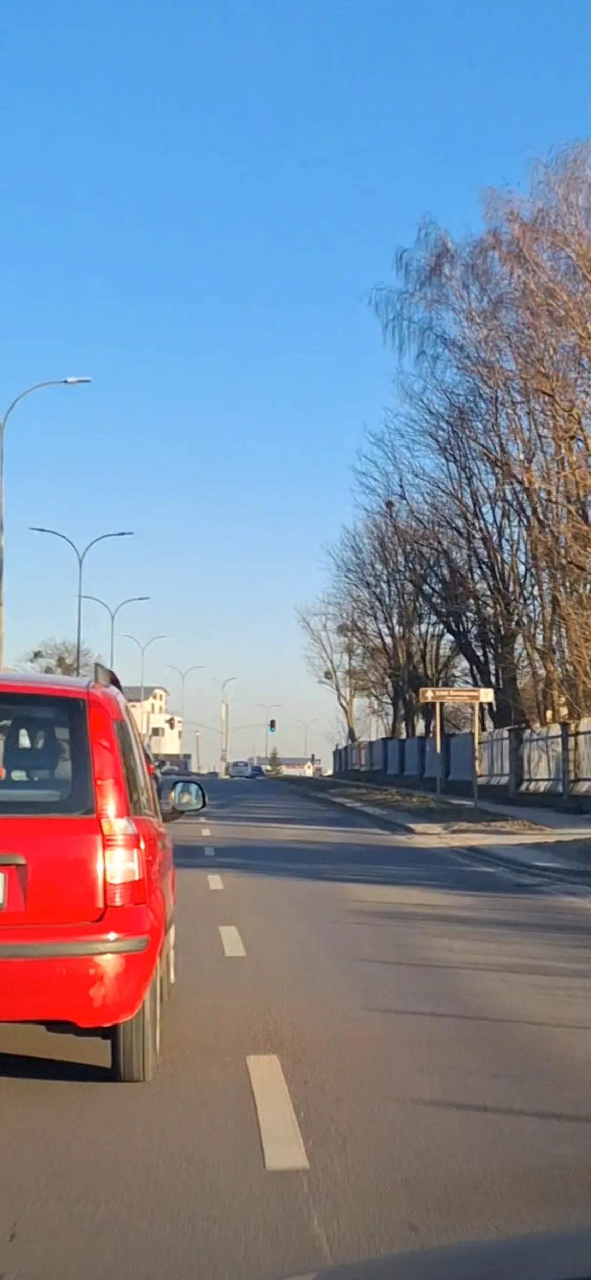 Stara babcia slimaczy sie lewym pasem i na wszystkich co ja wyprzedzają trabi