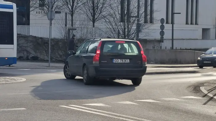 Szanowna pani. O maly włos i by mnie Pani potrąciła na przejściu dla pieszych. Miasto to nie tor rajdowy