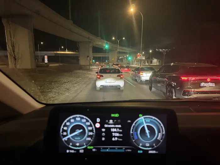 Informuję kierowcę tego pojazdu, że wyprzedzenie mnie z prawej na ograniczeniu do pięćdziesięciu km/h nic ci nie dało - i tak byłeś przede mną na każdych kolejnych  światłach. Zaś pokazanie środkowego palca świadczy o tobie, twojej miałkości oraz miałkości twojego umysłu. Do nie spotkania na drogach świata.