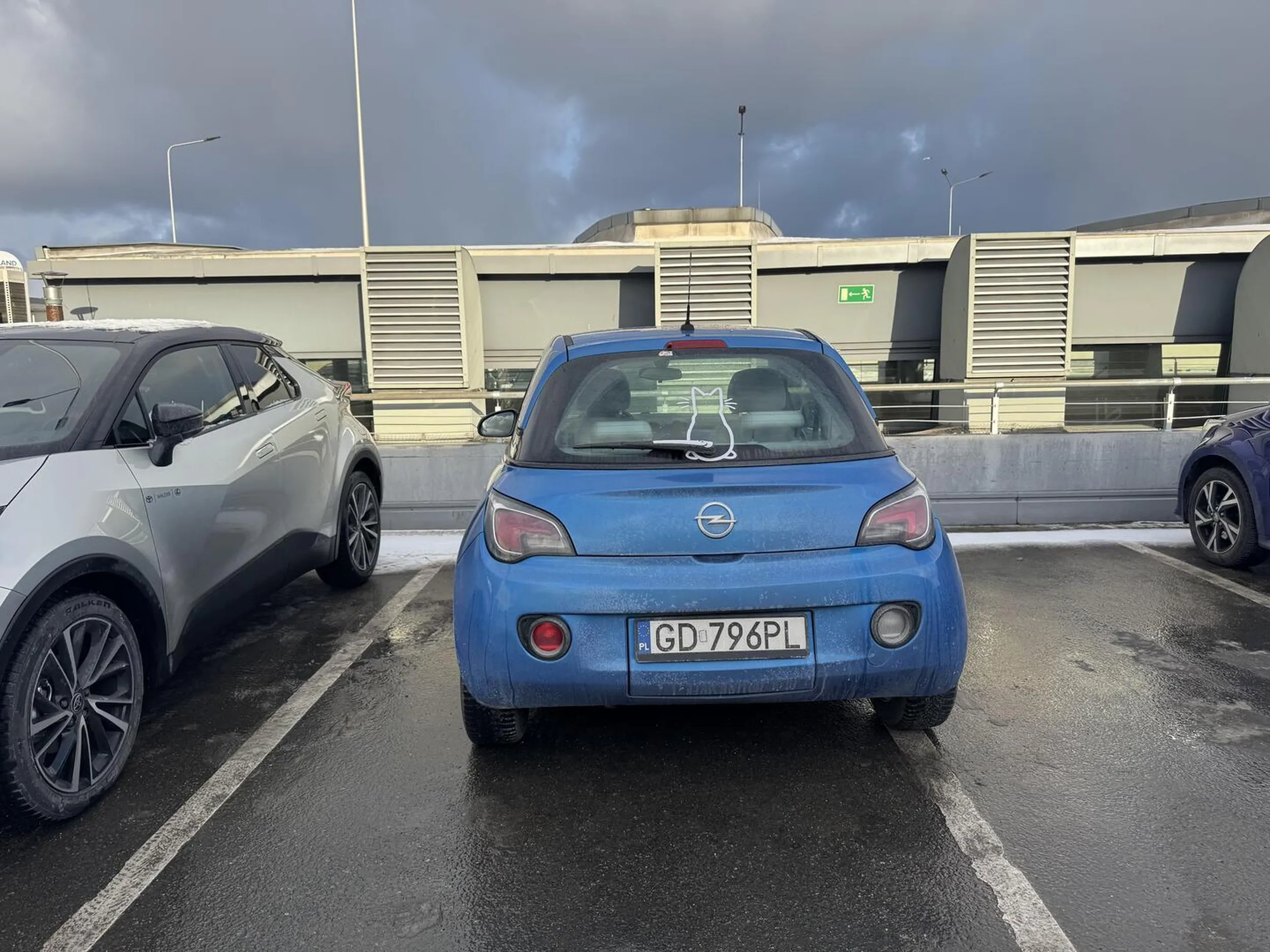 Świetne parkowanie, nie polecam kupować tego auta właściciel nie potrafi ruszać i szarpie autem