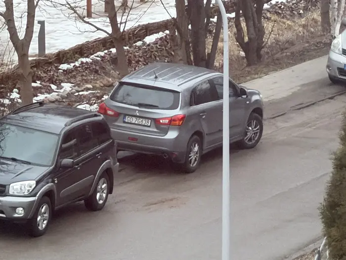 Brak odpowiedniej ilości miejsca dla pieszych na chodniku a przy okazji parkowanie na zakazie zatrzymywania się !