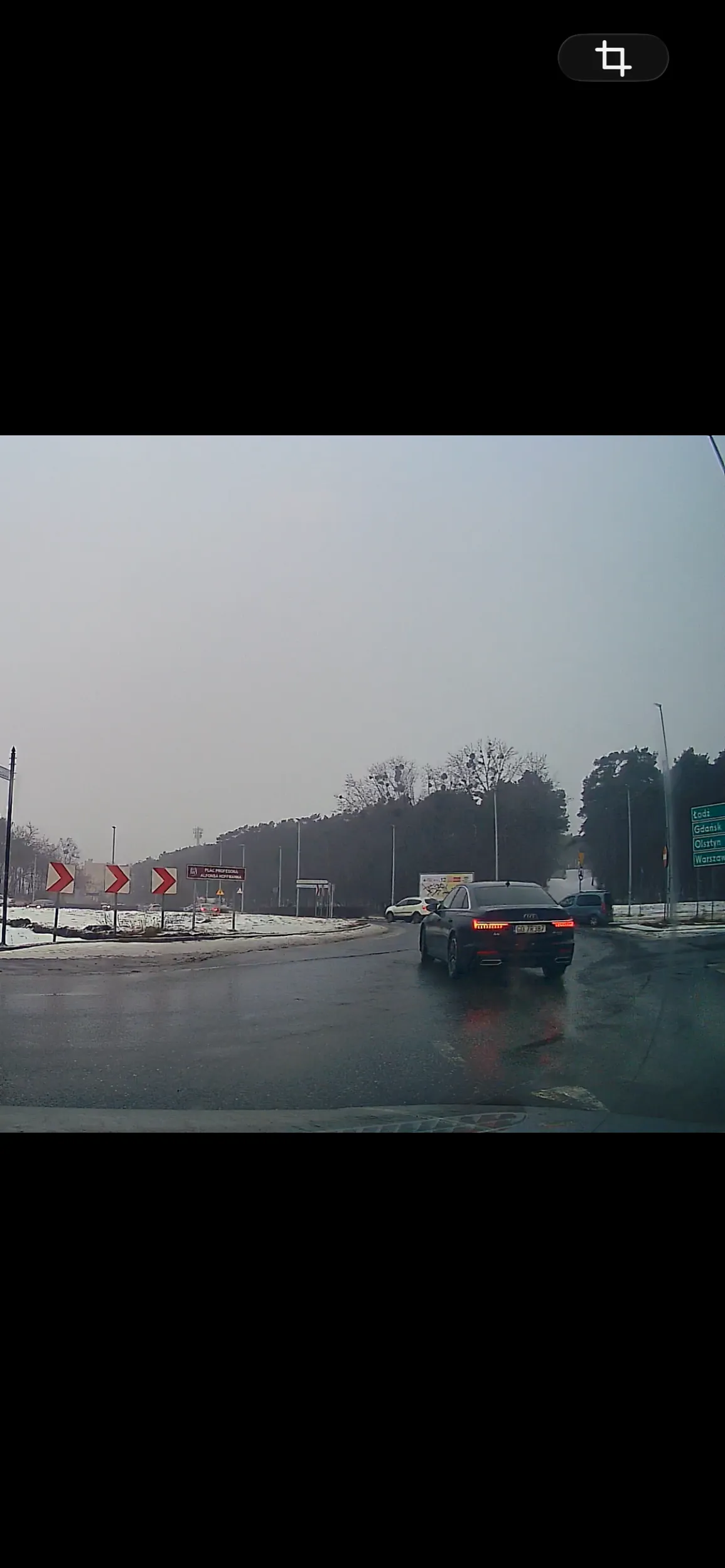 Naucz się jeździć albo zainwestuj w okulary bo jedziesz po liniach,dodatkowo wjeżdżasz na środkowy pas dobrze oznaczonego ronda z pasa prawego. I ten paluszek możesz sobie wsadzić w d.pe