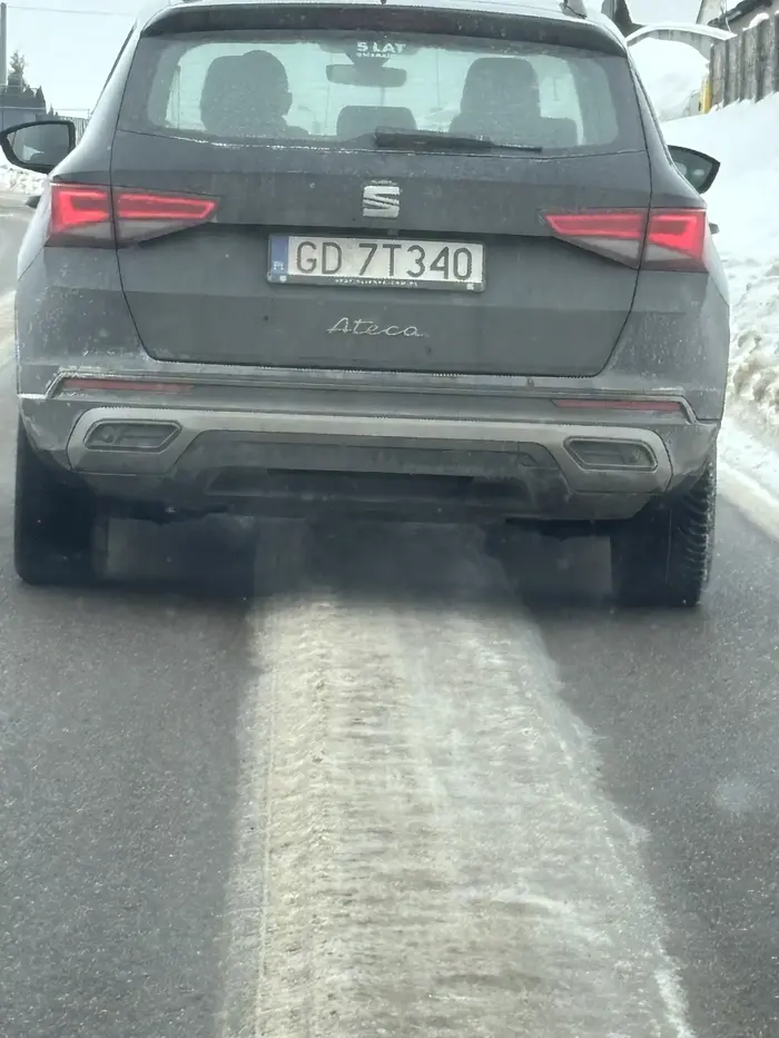 Kolego, jazda 30 km/h w terenie zabudowanym bez wyraźnego powodu to zwykłe blokowanie ruchu. Przy śnieżnych koleinach nie da się nawet bezpiecznie wyprzedzić. Jeśli ktoś chce zwiedzać okolicę, lepiej wybrać spacer, a nie utrudniać jazdę innym!