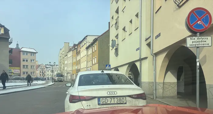 Nie dość że staje na zakazie, to jeszcze blokuje wyjazd, podjeżdżając pod samą maskę. Baba wisi zwieszona w telefonie,że nawet nie słyszy trąbienia. Dramat