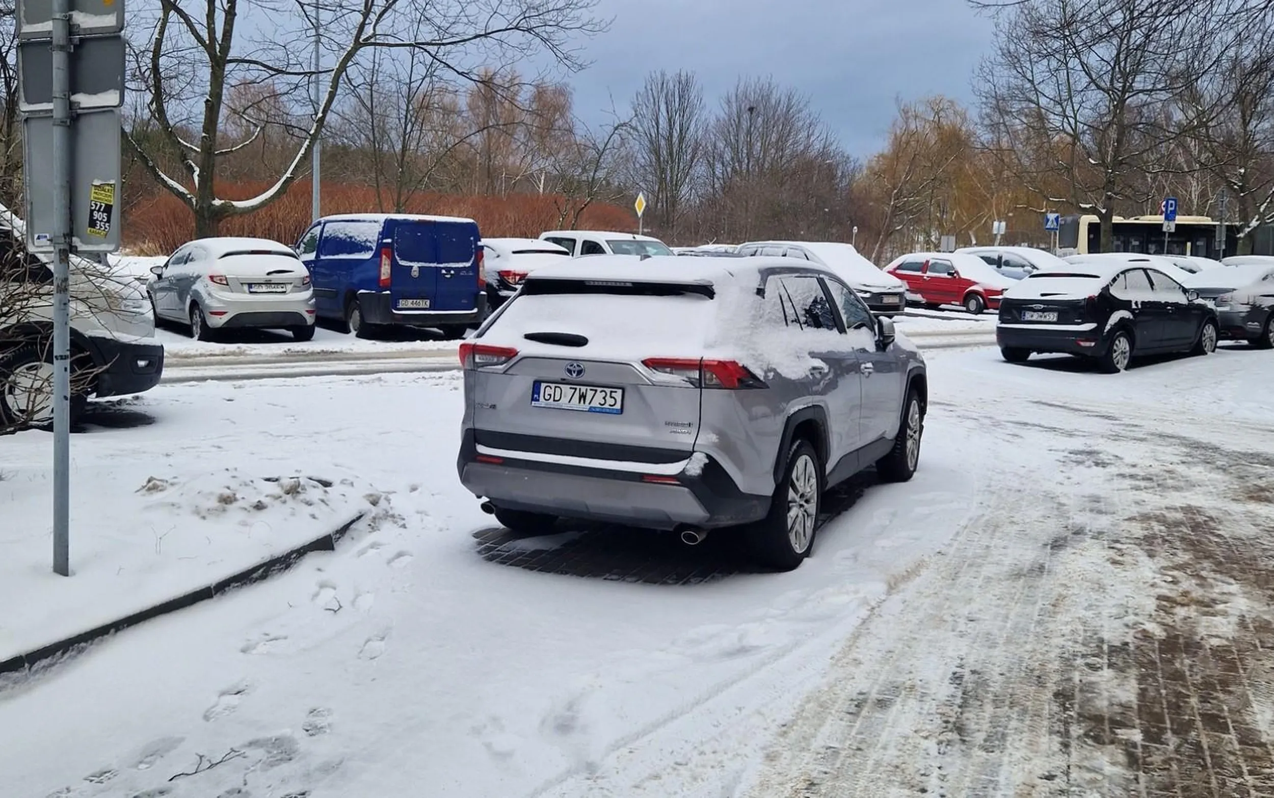Zaparkowała jak ta przysłowiowa p..da na wyjeździe z osiedla, uniemozliwiajac wyjazd śmieciarki