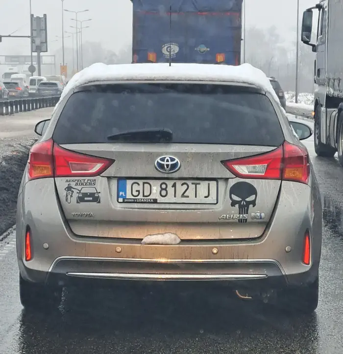 Bardzo agresywny kierowca. Kiedyś trafi kosa na kamień.