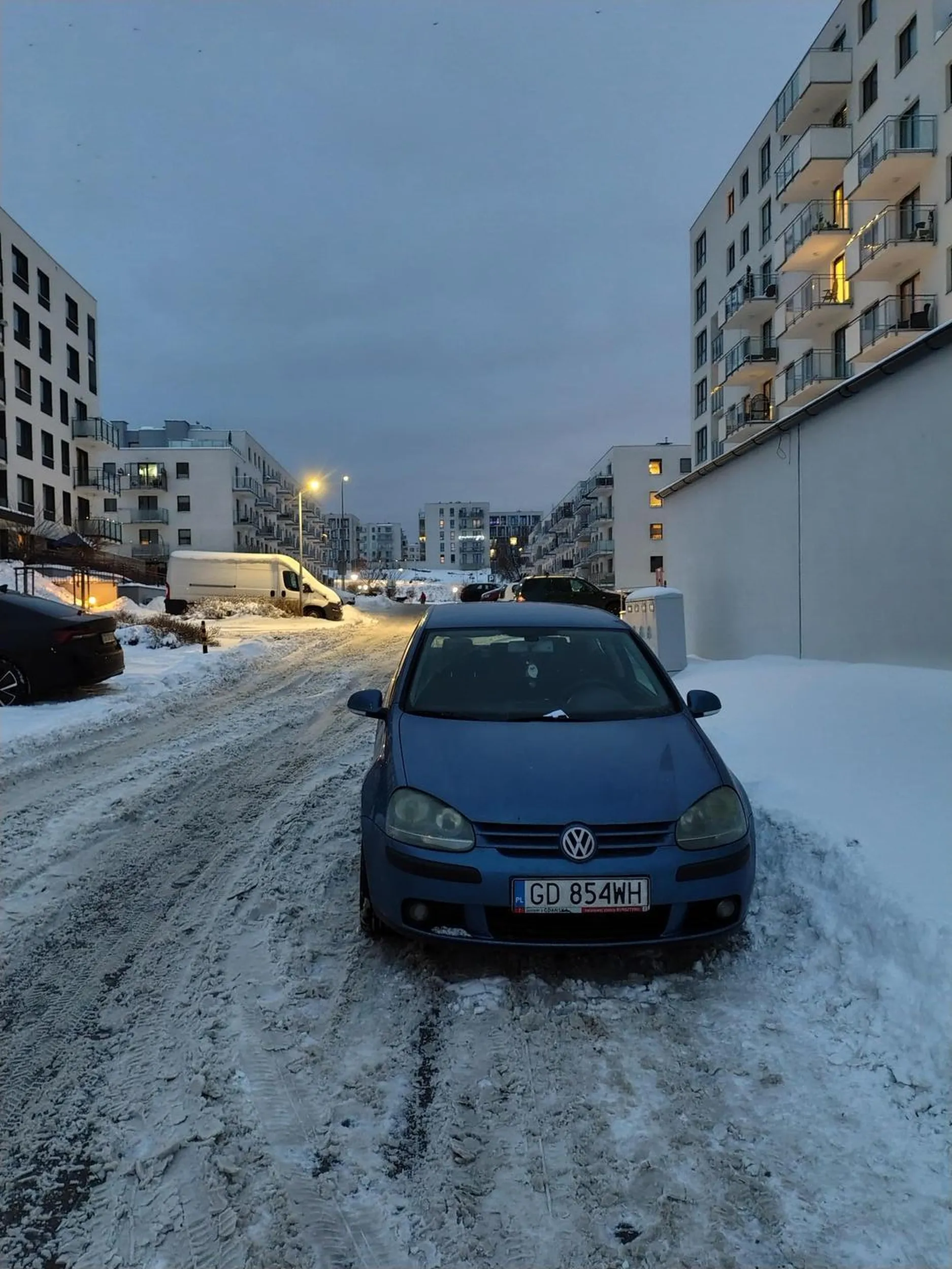 Wszystko rozumiem ale skoro jesteś cofnięty w rozwoju to chociaż tabliczkę jakąś naklej że jesteś nie do końca zdrowy, pojazd tego kierowcy blokuje przez cały dzień drogę, śmieciarka nie była w stanie odebrać śmieci