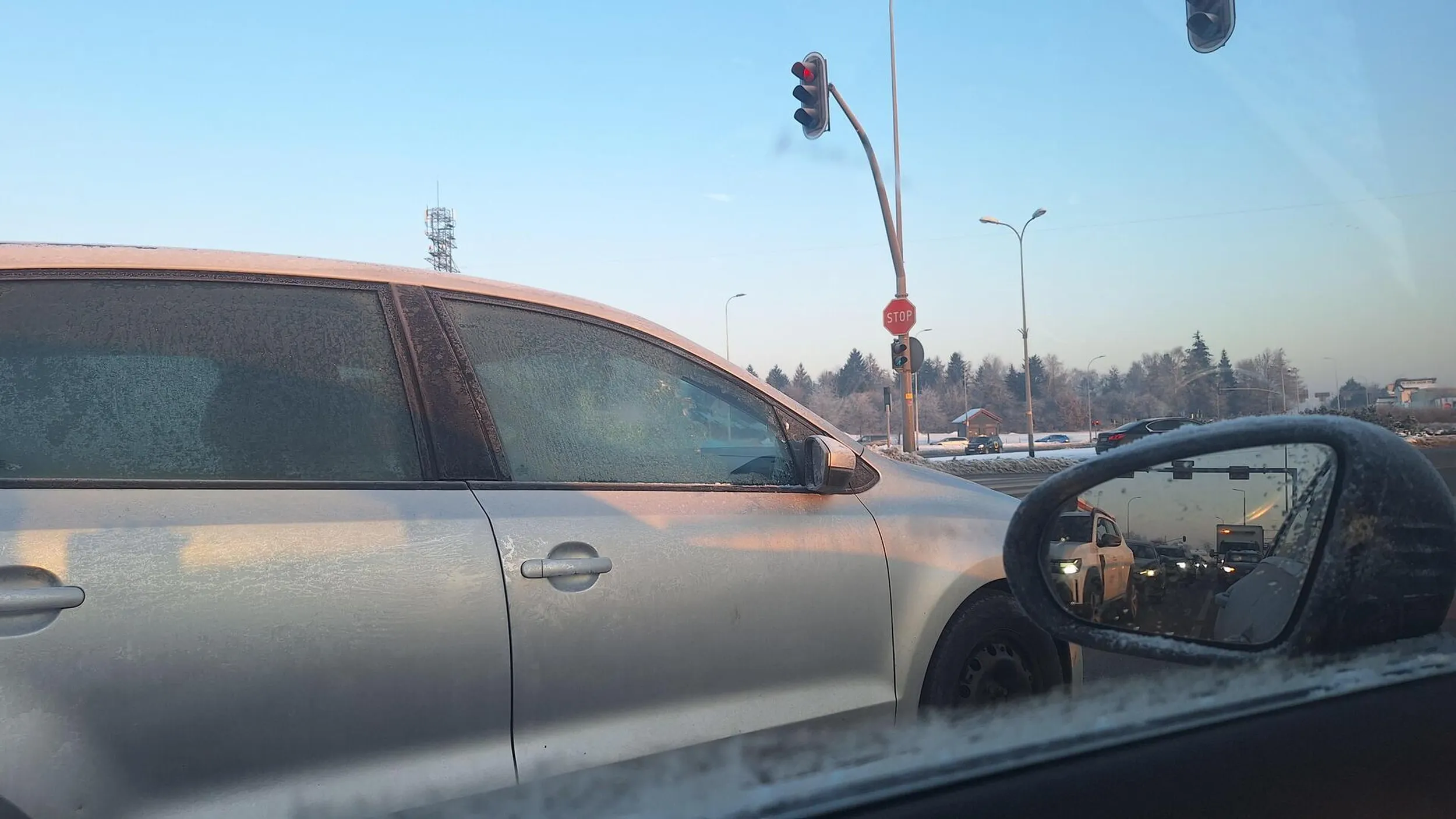 Jeździ jak szalona z zerową widocznością po bokach bo nie chciało się skrobać szyb bocznych. Zostawiła tylko małe okienka na lusterka. Zmienia co chwila pasy bez kierunkowskazów.