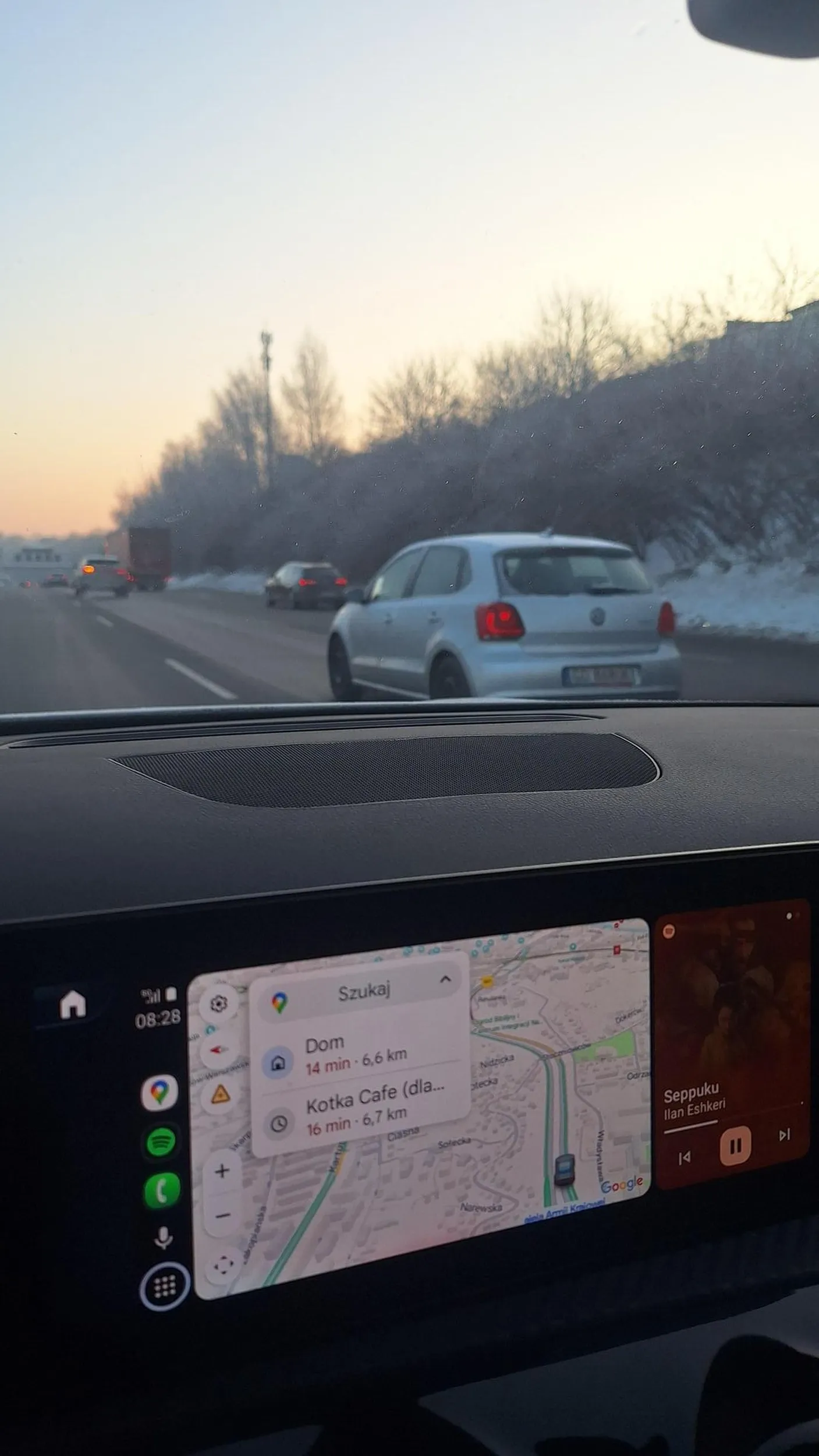 Jeździ jak szalona z zerową widocznością po bokach bo nie chciało się skrobać szyb bocznych. Zostawiła tylko małe okienka na lusterka. Zmienia co chwila pasy bez kierunkowskazów.