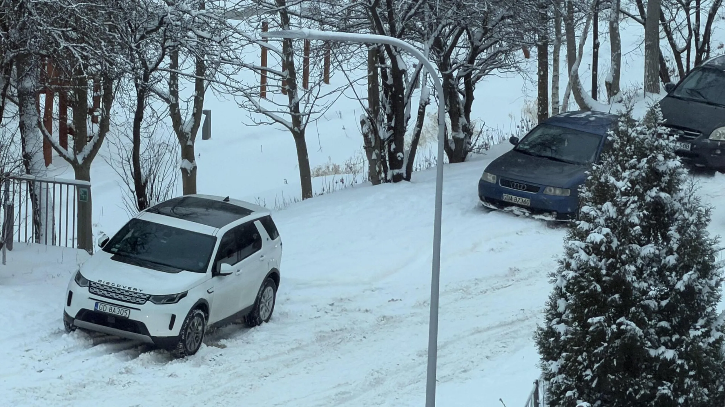 Parkowanie na zakazie zatrzymywania się w wąskiej uliczce. Nieładnie.