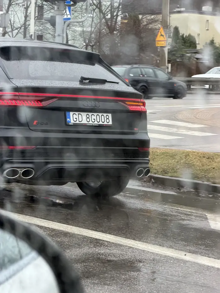 Pozdrawiam Pana który stał na awaryjnych światłach na pasie do skrętu w lewo zastawiając możliwość przejazdu ponieważ jego kochana żona nie chciała przejść 100 metrów do sklepu z biżuterią. Nowe AUDI nie świadczy że możesz zastawiać połowę drogi na awaryjnych, nie pozdrawiam